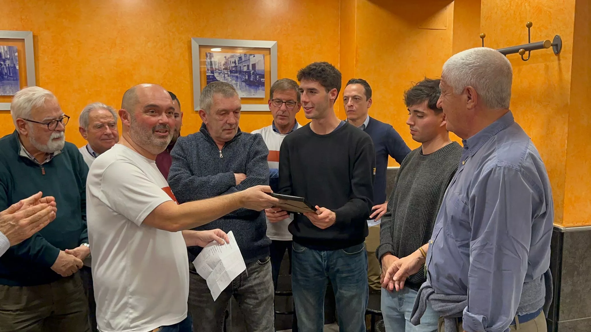 Entrega de la camiseta de la Bonanova a la Peña de la SD Huesca en Barcelona