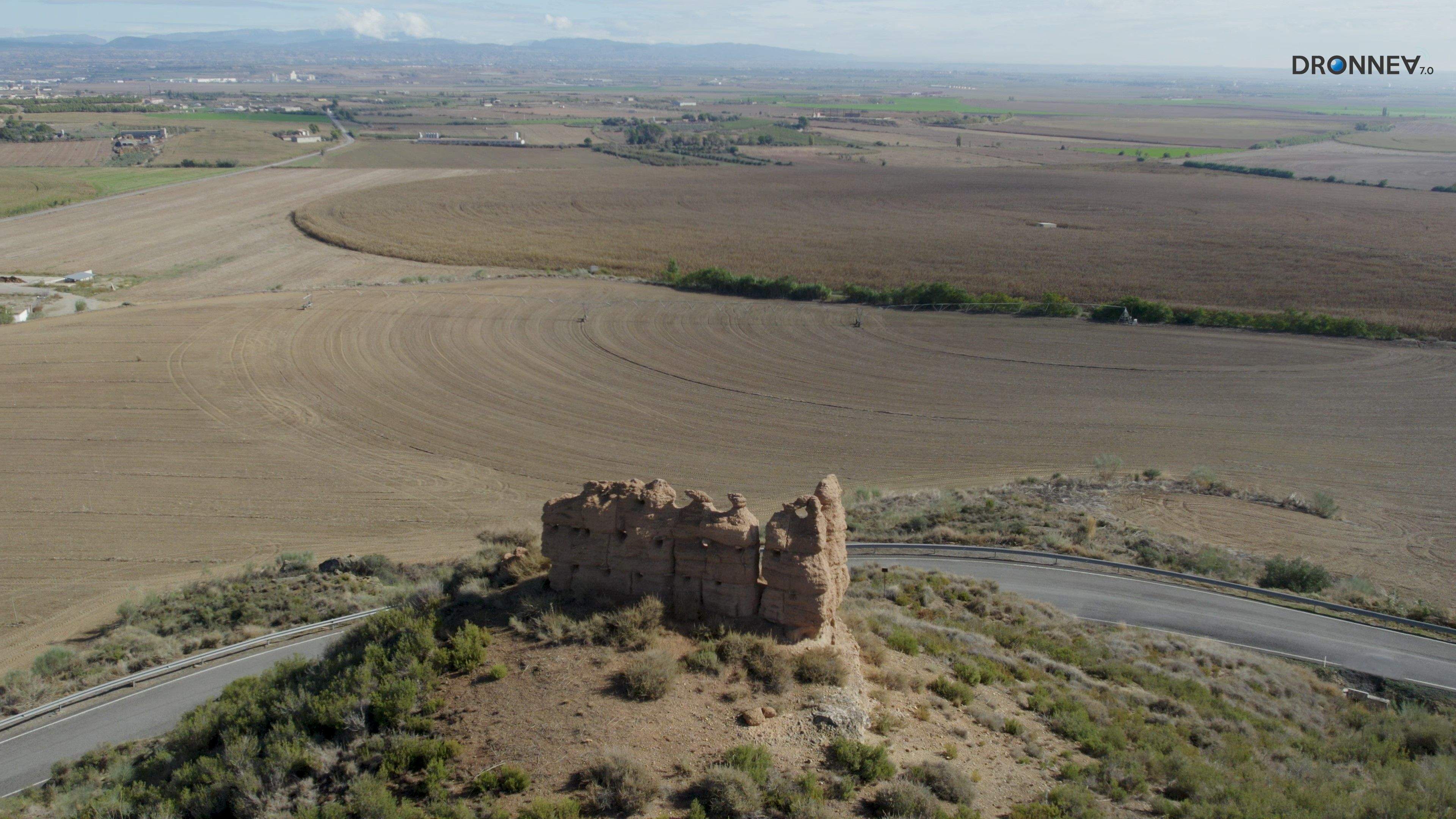 Toda gran obra necesita su vigilancia. Son ojos desde una torraza que se resiste al paso del tiempo, que le araña las paredes pero no puede con el espíritu y su misión.
