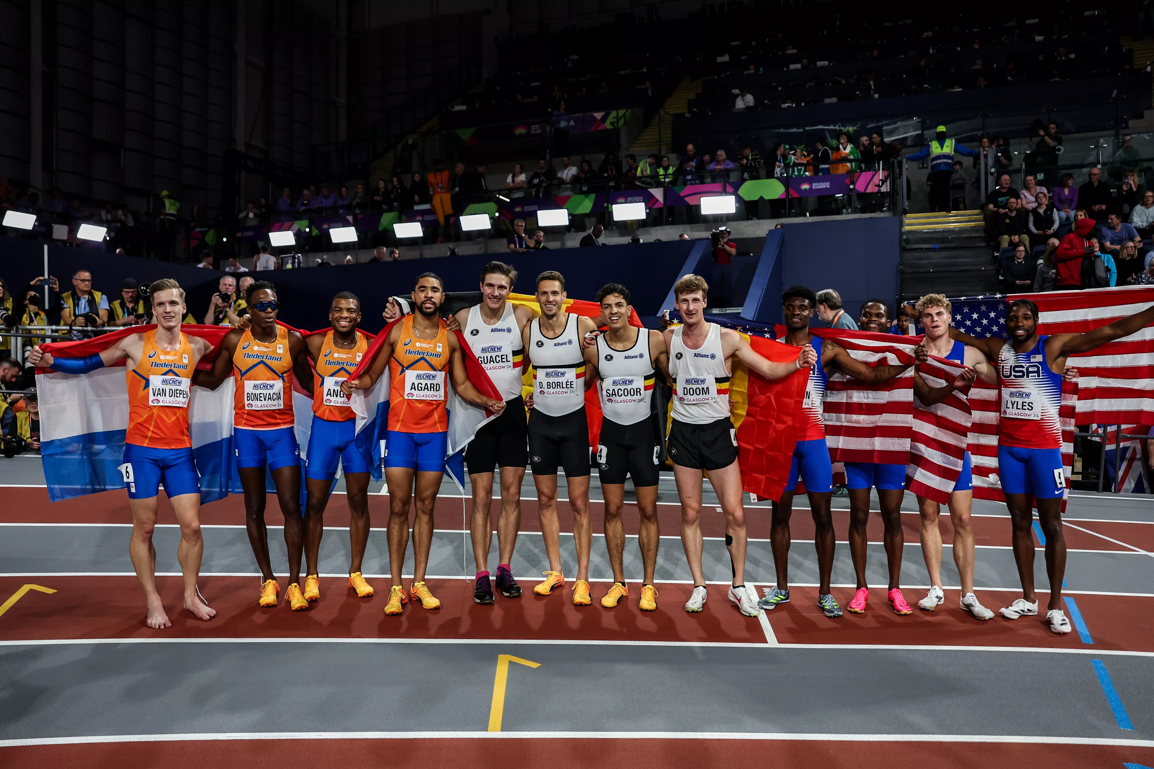 El podio con el relevo de Bélgica en el centro y Christian Iguacel.