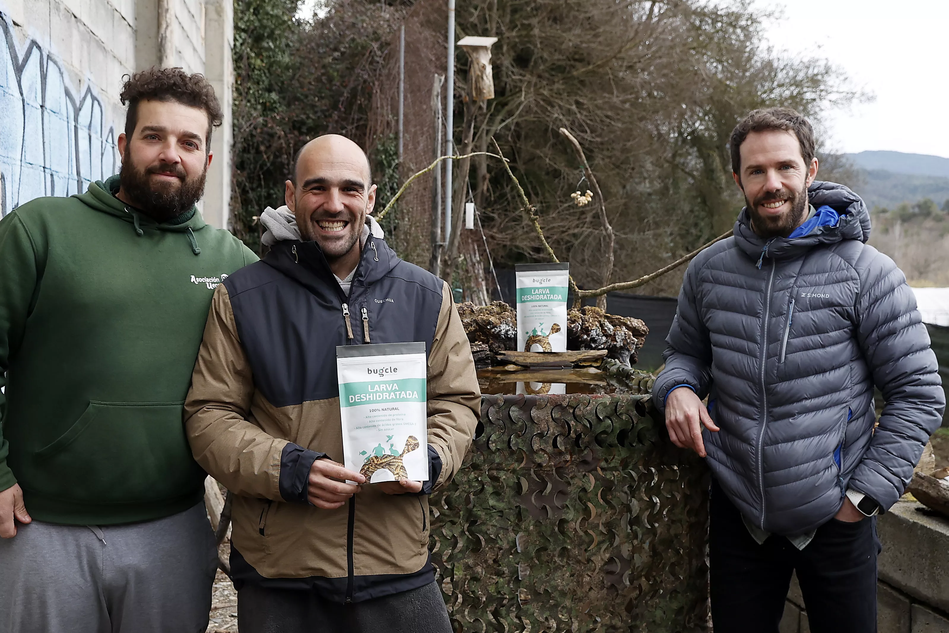 Representantes de Bugcle y la Asociación Ueco. 