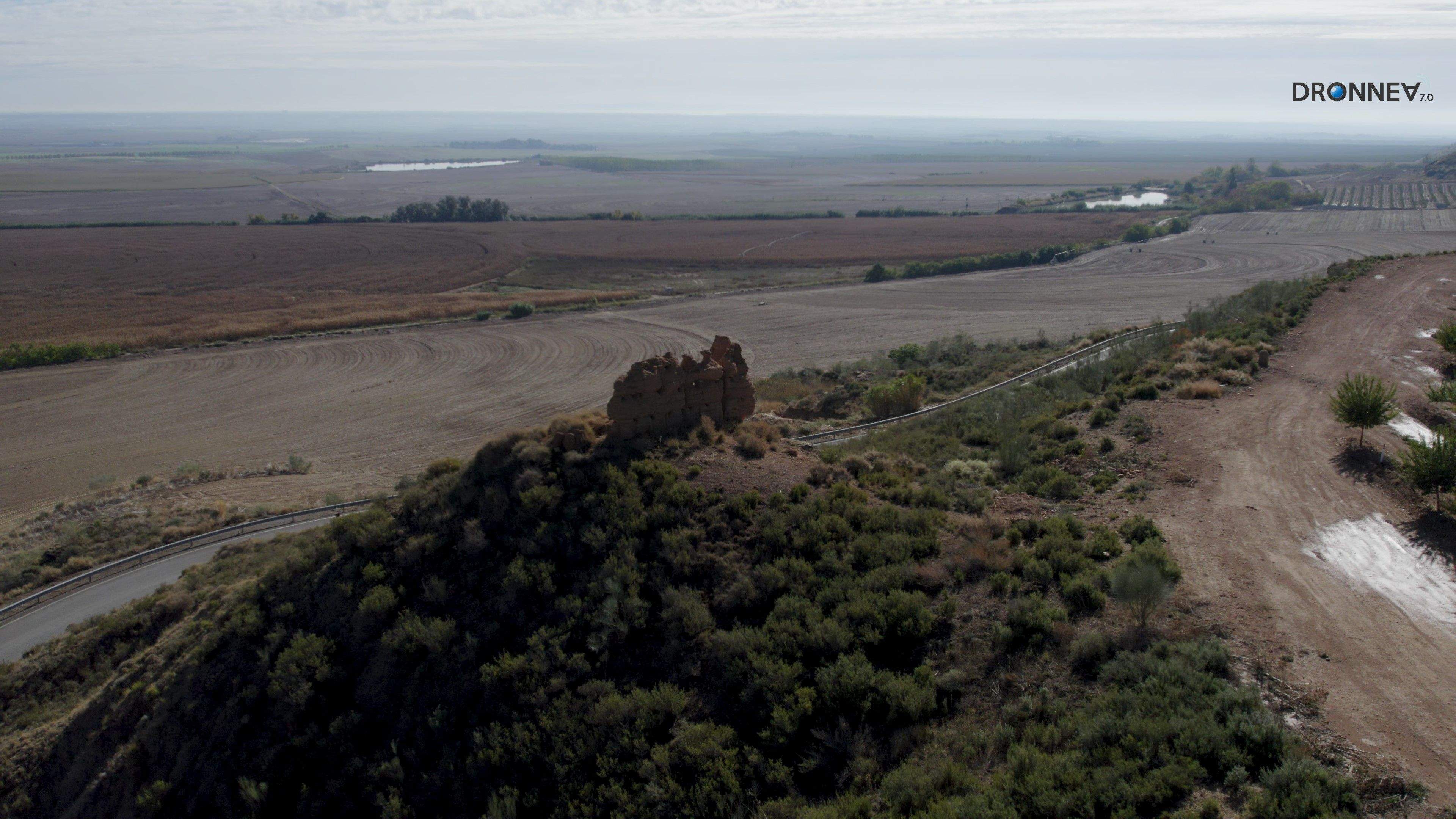 La Torraza nos acoge y nos despide. Su figura nos recuerda la trascendencia y la capacidad de resistir para avanzar.