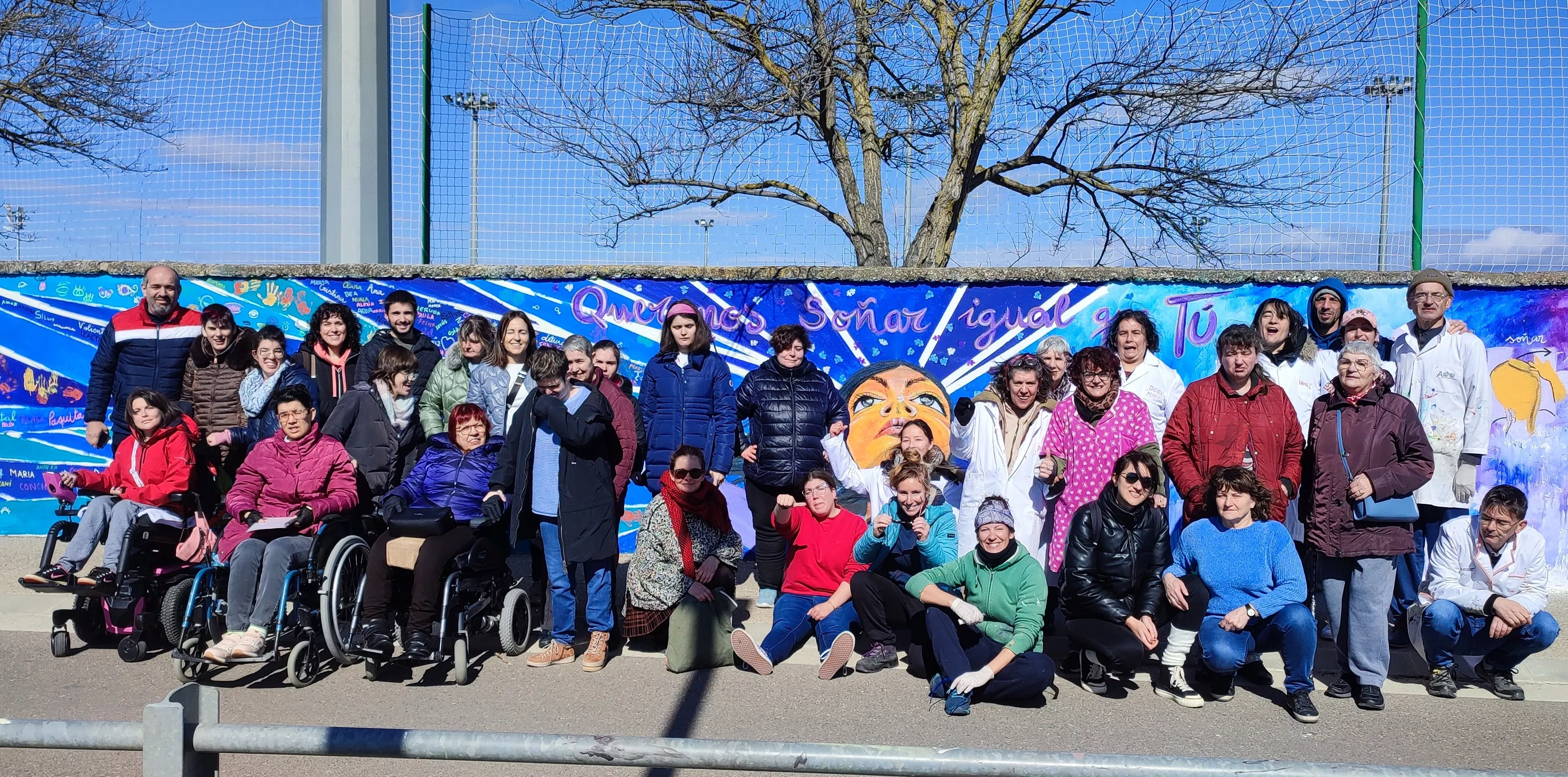 Grupo que participó en El mural de todas ASPACE Huesca, ASAPME Huesca, Cruz Blanca, ASZA Huesca y CADIS