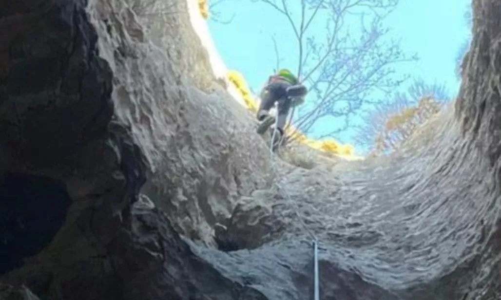 Imagen de la operación llevada a cabo para salvar dos huevos de quebrantahuesos en el Pirineo de Huesca.