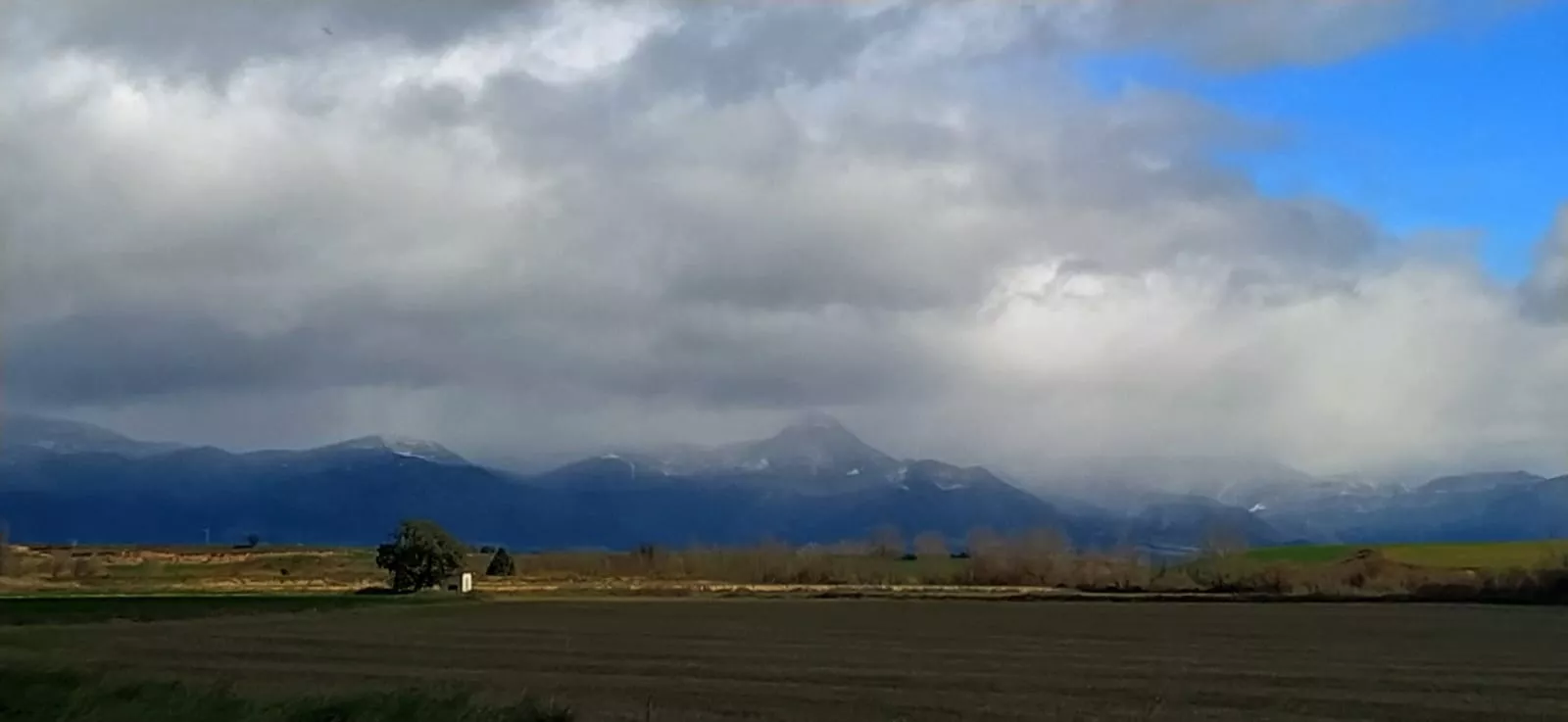 Las condiciones atmosféricas les impiden atravesar la sierra. Foto Joaquín Santafé 