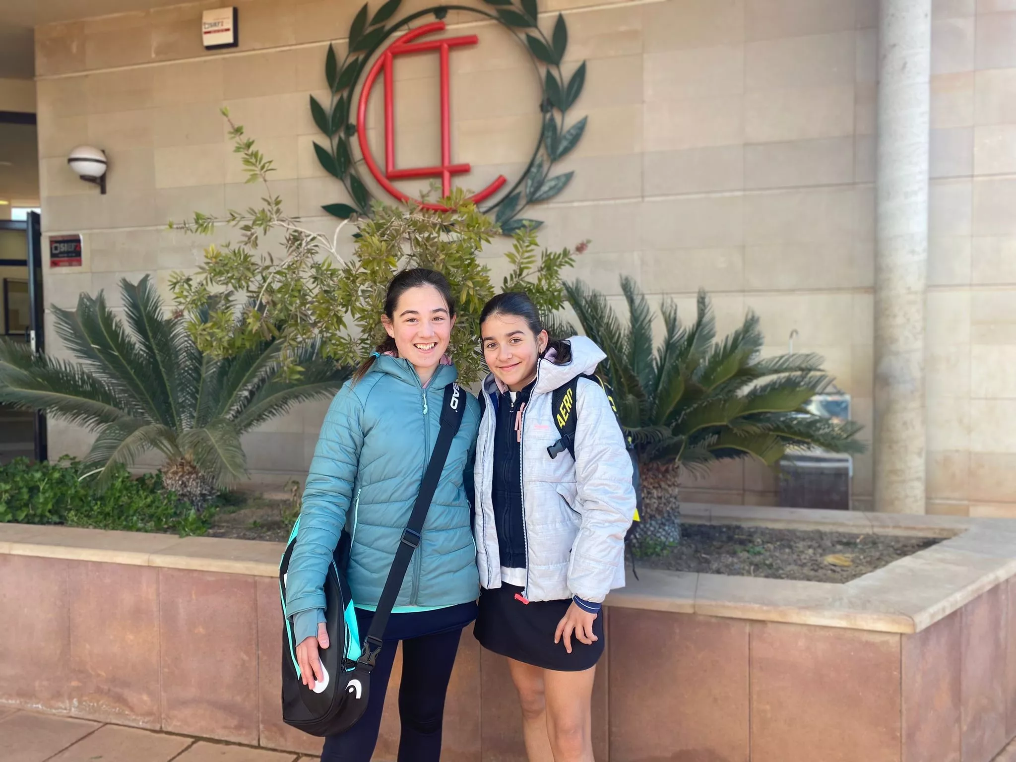 Foto de las jugadoras Lucía Javierre y Alma Pueyo. Buen papel del Tenis Monzón en el arranque del segundo torneo del circuito catalán.