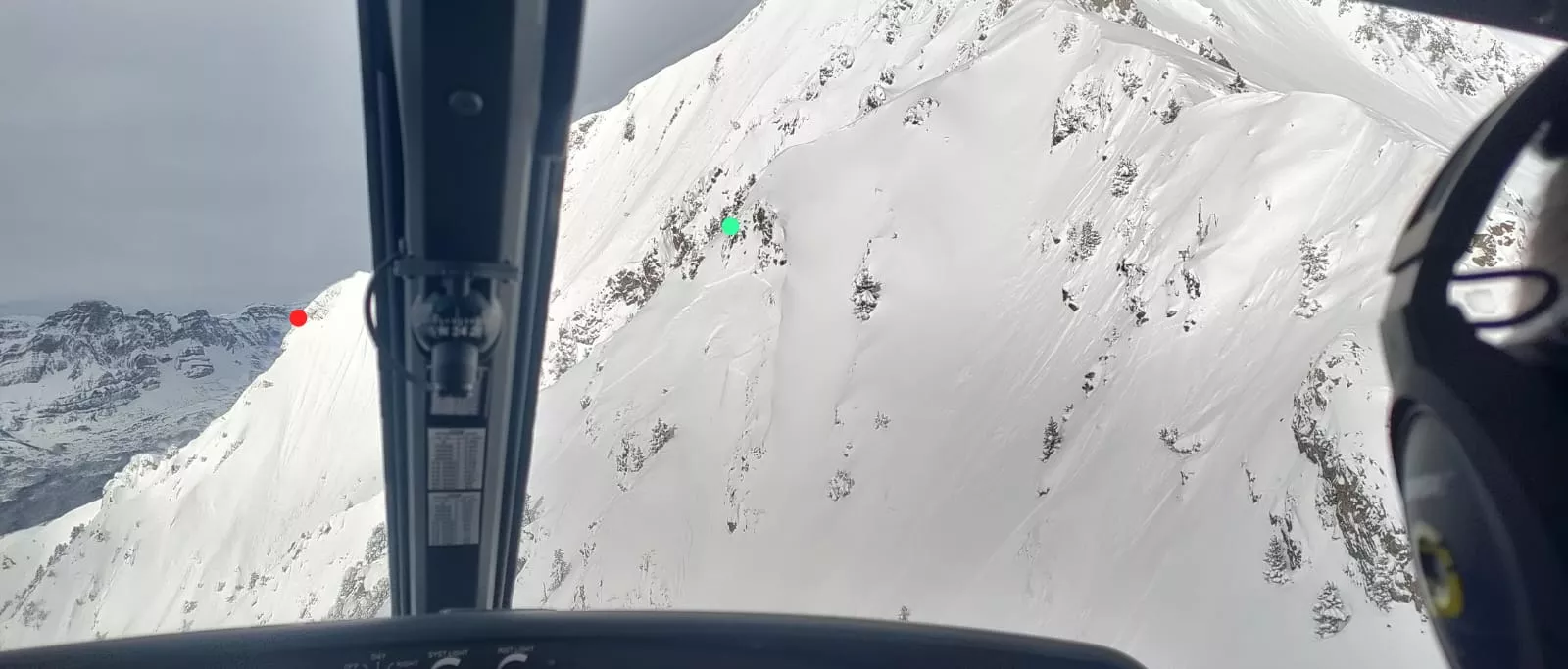 Imagen desde el helicóptero de la actuación en las laderas de la carretera de acceso al Balneario de Panticosa.