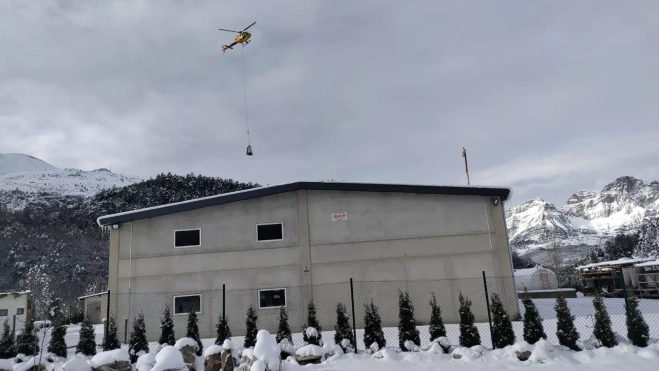 El helicóptero con la carga para actuar en la zona.