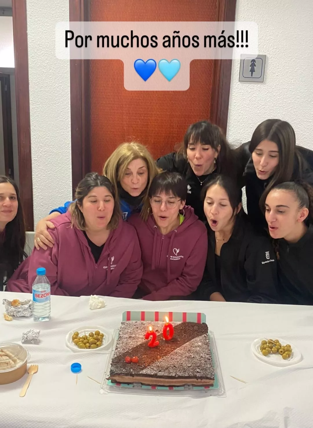 El momento de soplar las velas del vigésimo aniversario del Club Rítmica Binéfar