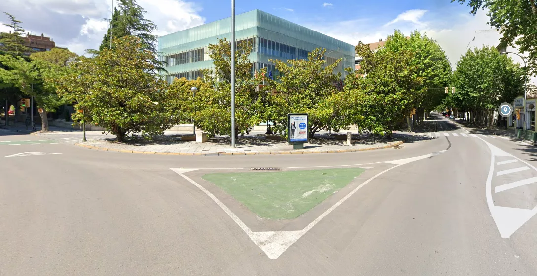 Corte de tráfico de un carril de la avenida Martínez de Velasco.