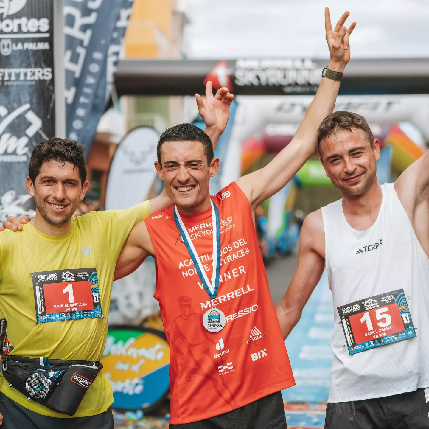 Dani Osanz, a la derecha, con sus compañeros de podio en La Palma