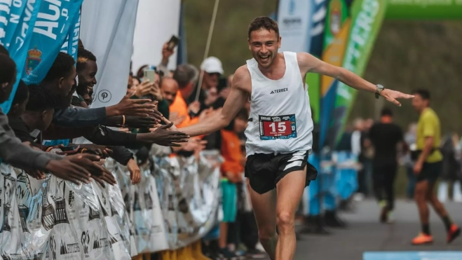 Dani Osanz, sonriente y jaleado por el público en la llegada. Dani Osanz, sonriente y jaleado por el público en la llegada.