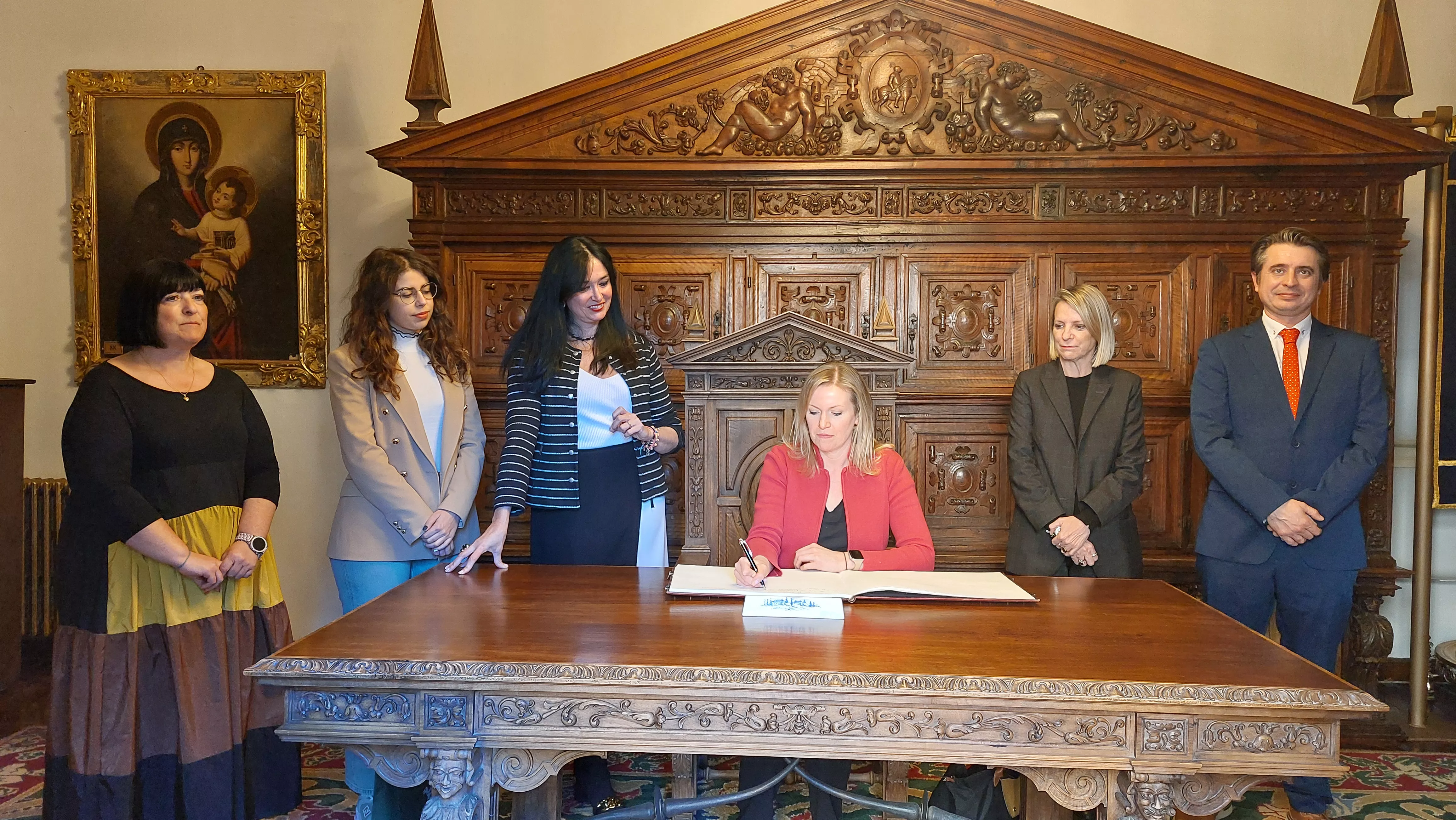 La cónsul general de Estados Unidos en Barcelona firma en el libro de honor del Ayuntamiento.