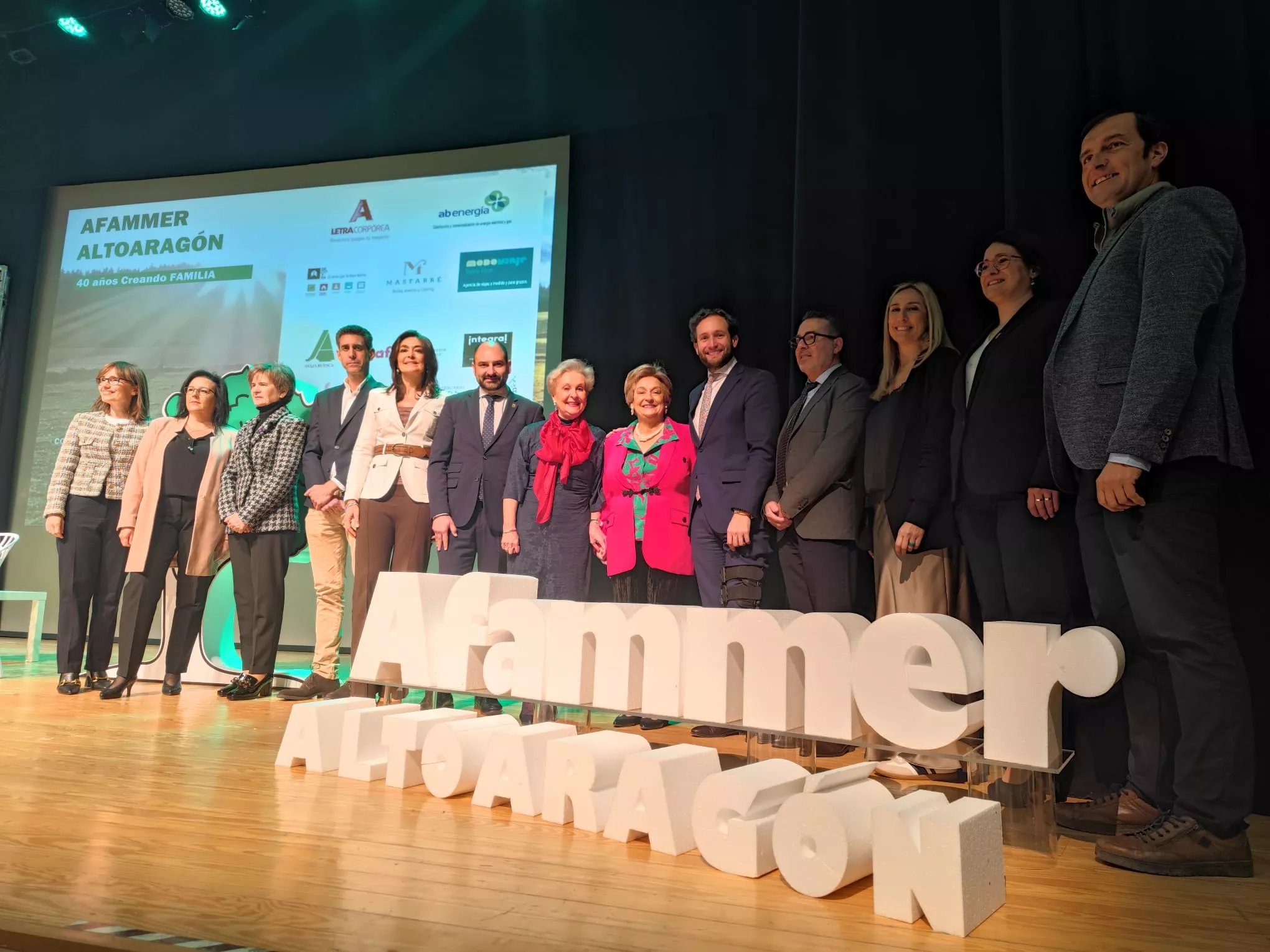 Participantes en la inauguración de la jornada celebrada por Afammer Altoaragón en Barbastro.