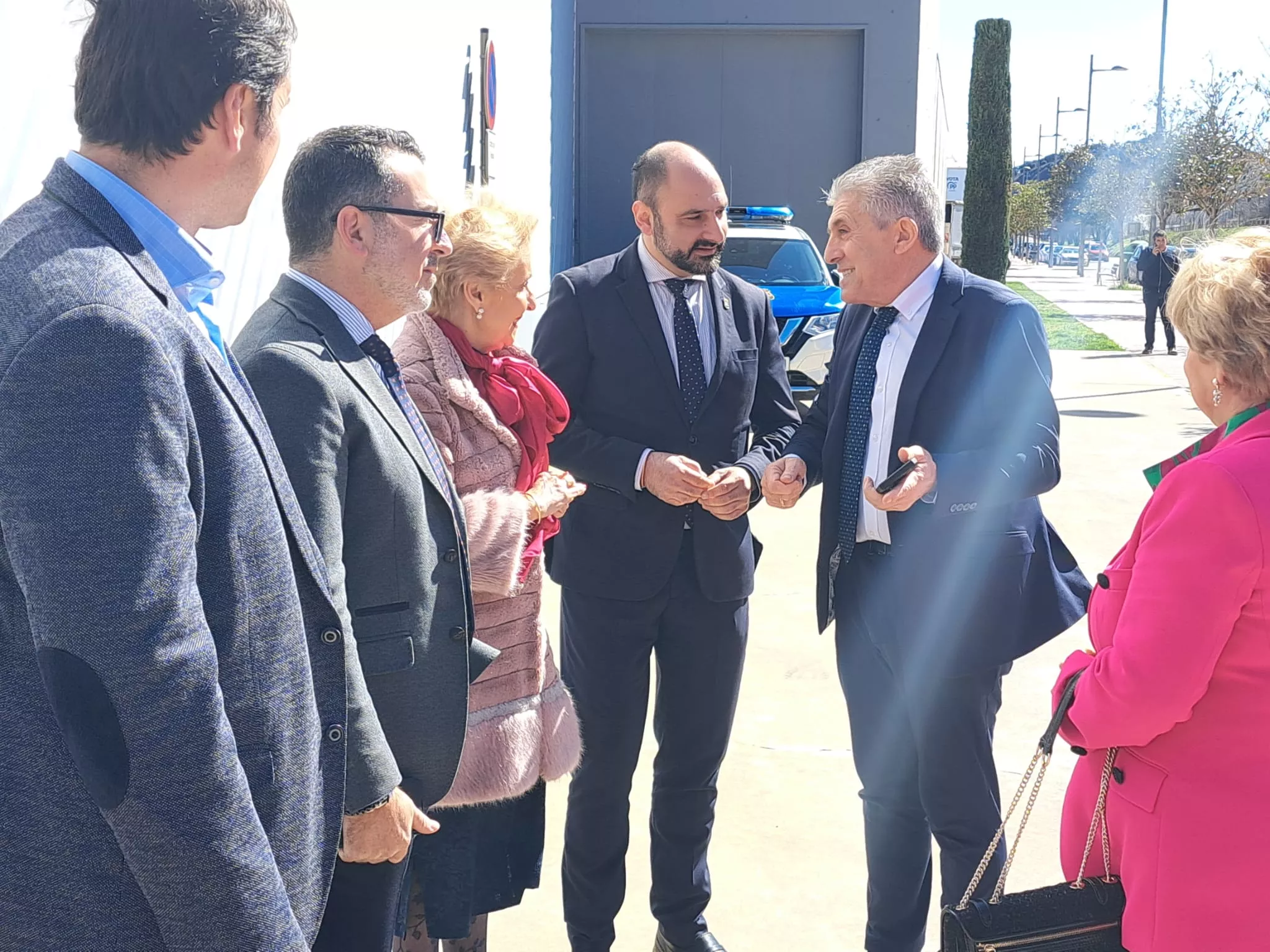 El consejero Ángel Samper, la derecha, a su llegada a Barbastro