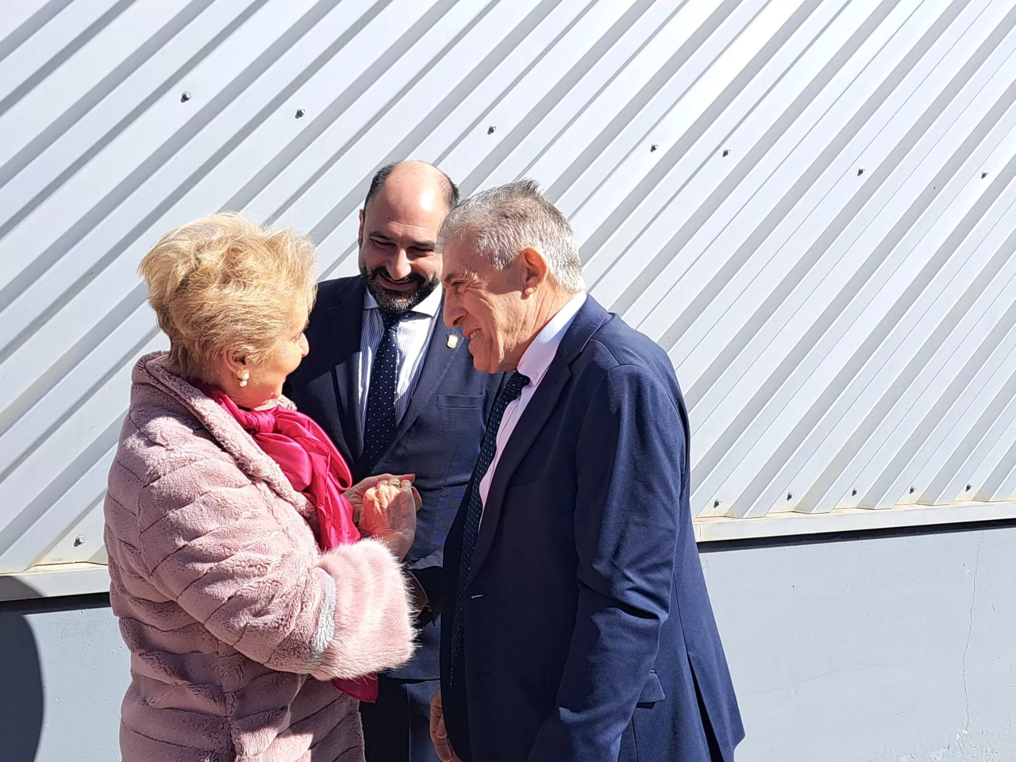 Carmen Quintanilla saluda a Ángel Samper en presencia de Fernando Torres.