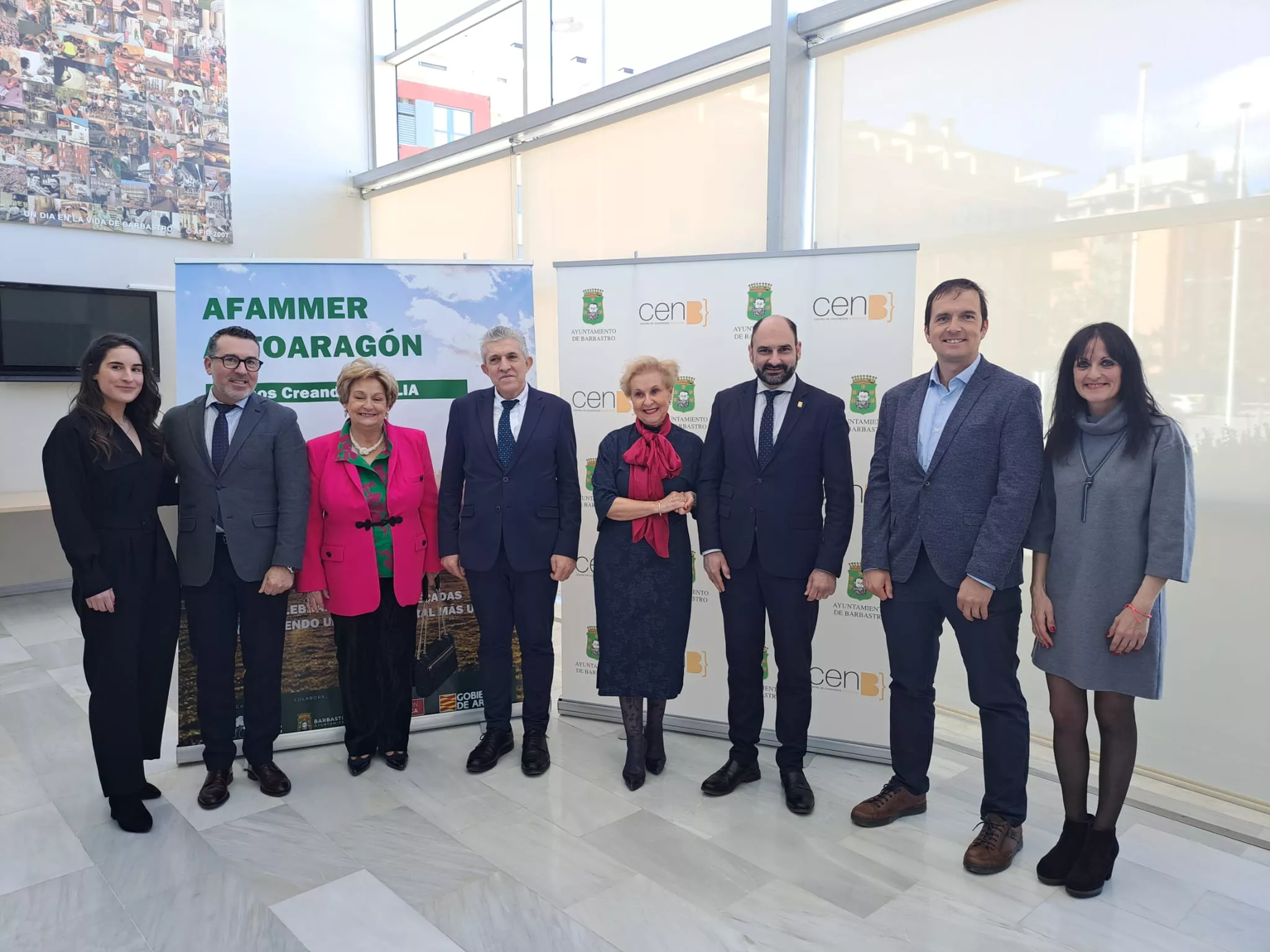 Samper con responsables de la jornada de Afammer Altoaragón en Barbastro. 