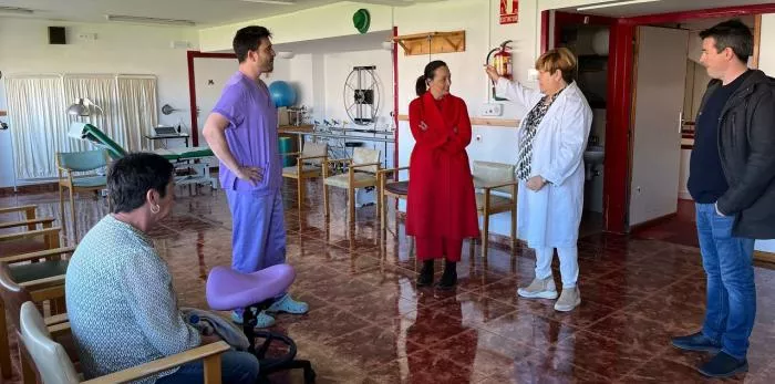 La consejera, visitando la residencia Ciudad de Huesca.