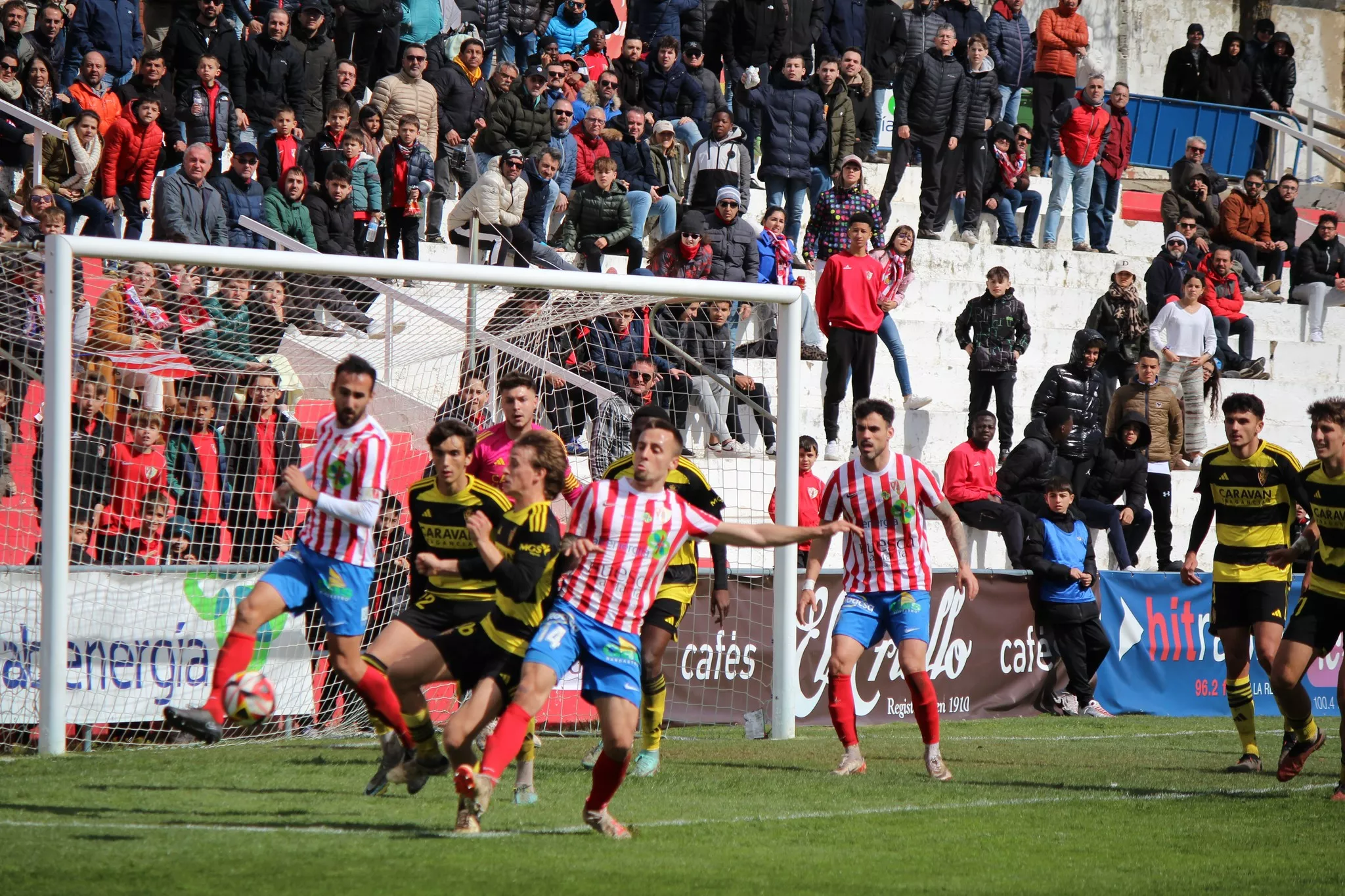 Un momento del partido entre el Barbastro y el Deportivo Aragón del pasado domingo. Foto: Leyre López