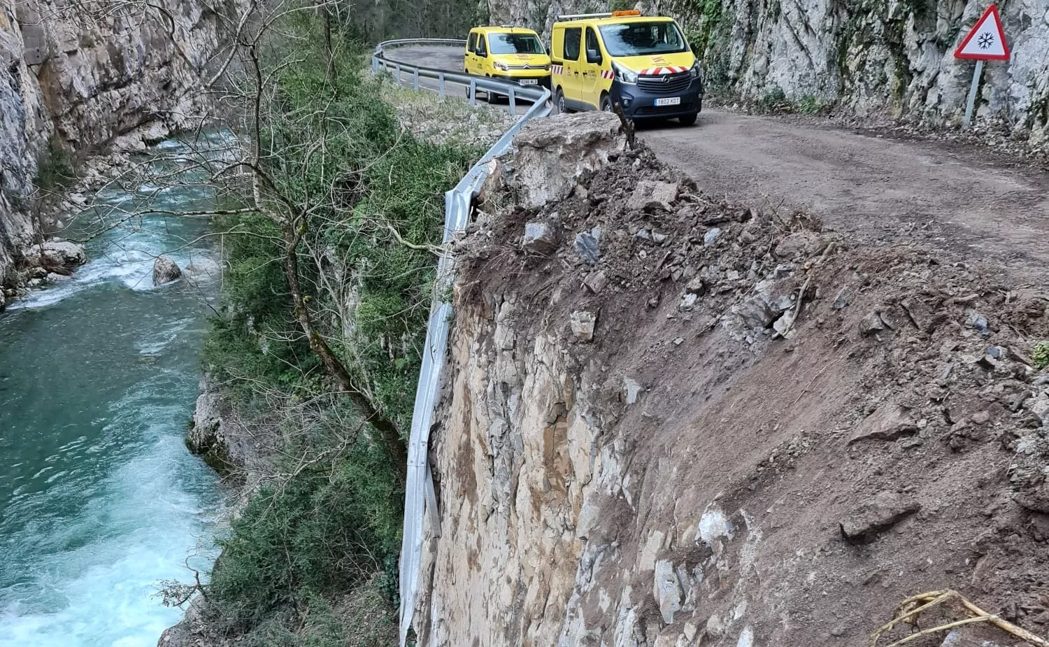 Estado de carretera de la Foz de Biniés tras el desprendimiento.