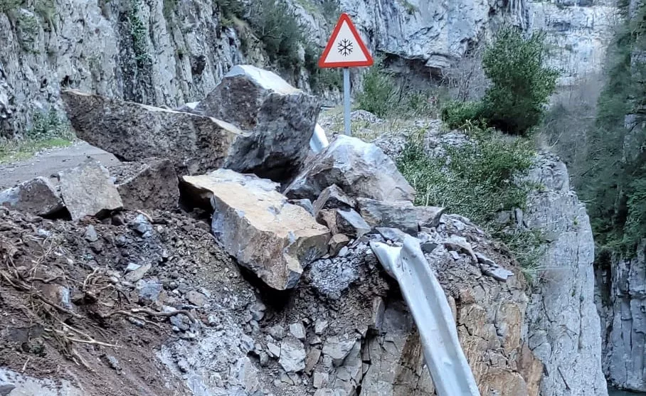 Estado de carretera de la Foz de Biniés tras el desprendimiento.