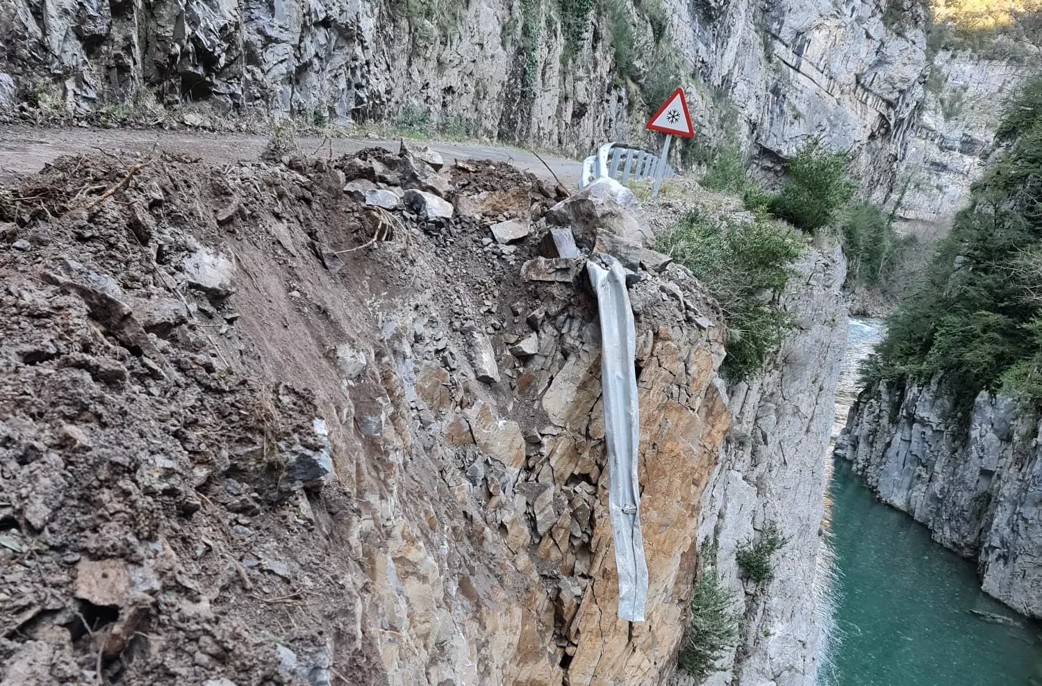 Estado de carretera de la Foz de Biniés tras el desprendimiento.