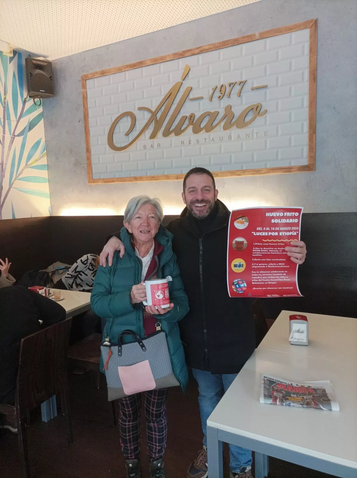 Maite Aznárez con Álvaro, uno de los 19 establecimientos donde el huevo frito lleva de guarnición la solidaridad