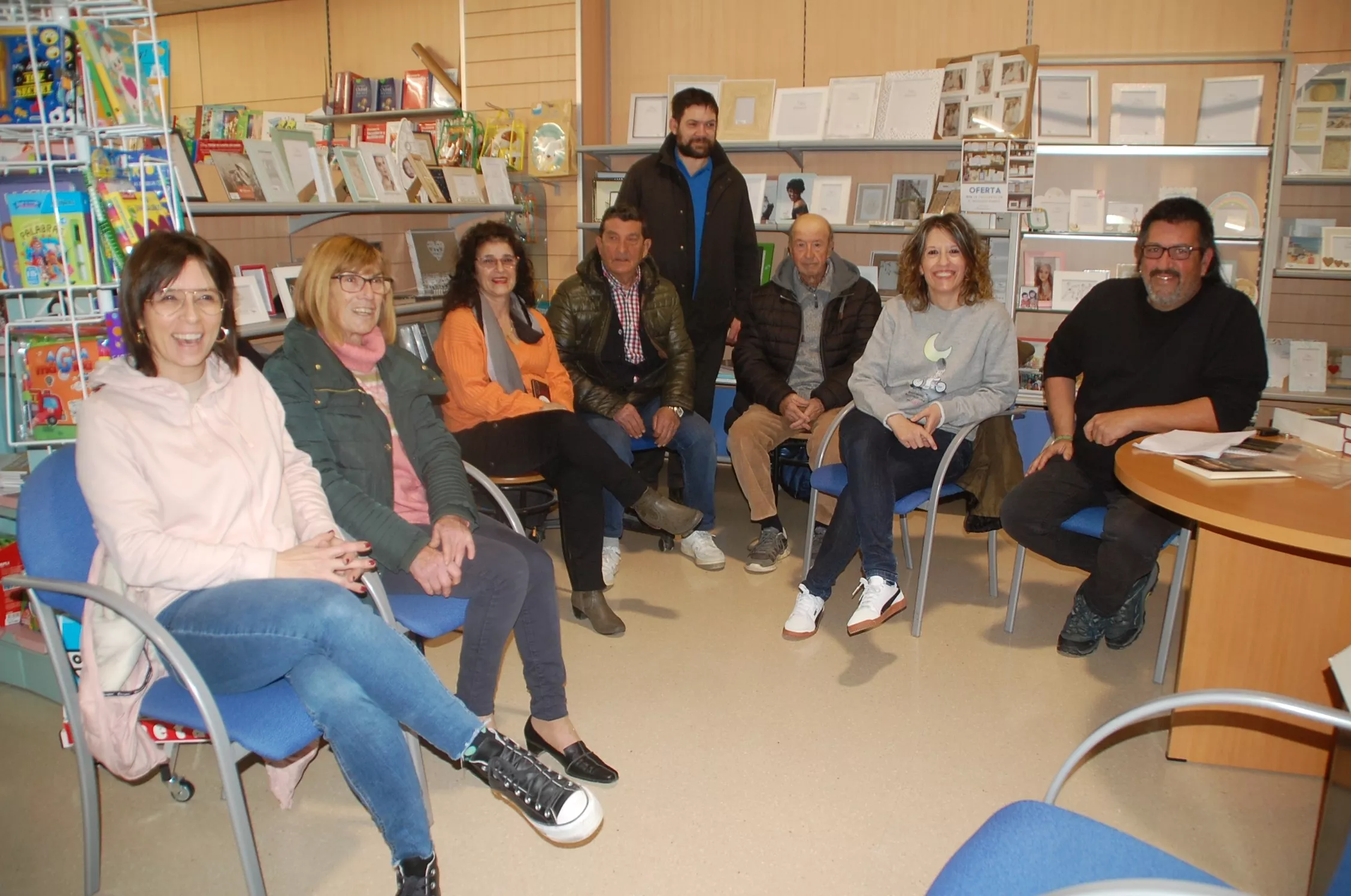 Miguel Ángel Rodríguez, Trisurko, con un grupo de sariñenenses en la presentación solidaria de Entre cosas y miel