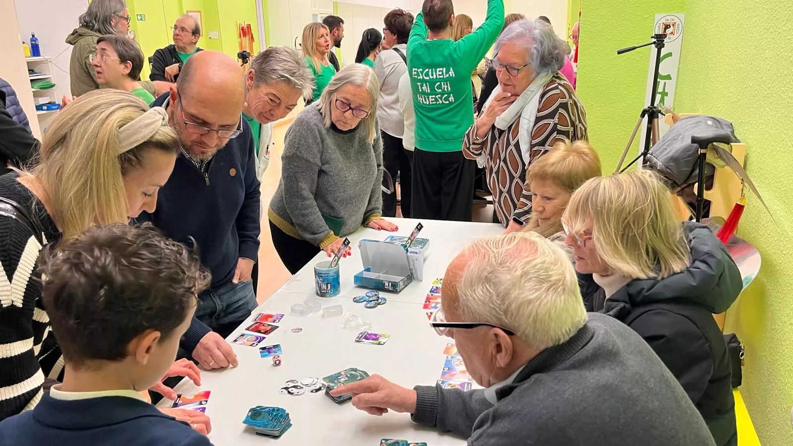 Presentación del primer juego de cartas del mundo basado en el taichí en la escuela de Andrés Pascual. Foto Mercedes Manterola