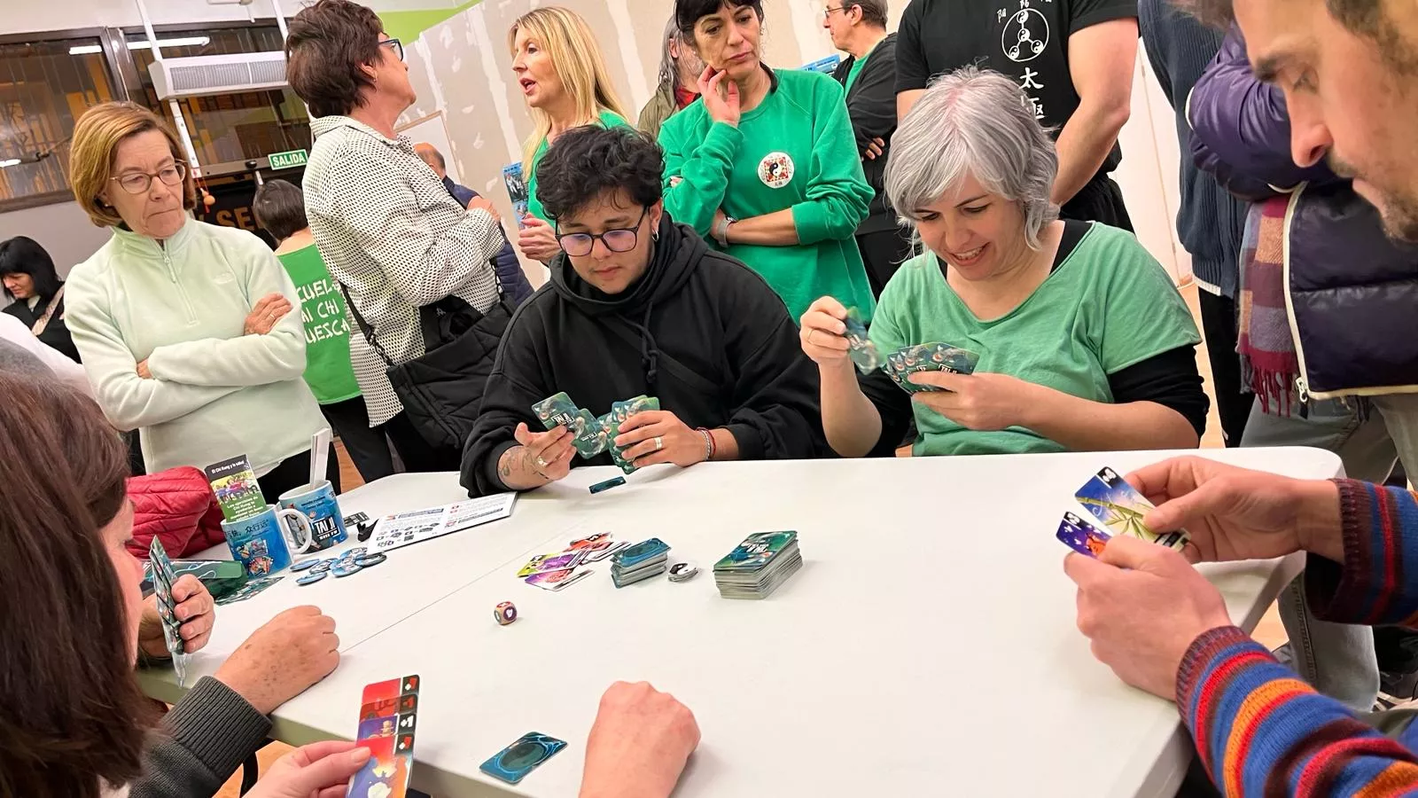 Presentación del primer juego de cartas del mundo basado en el taichí en la escuela de Andrés Pascual. Foto Mercedes Manterola