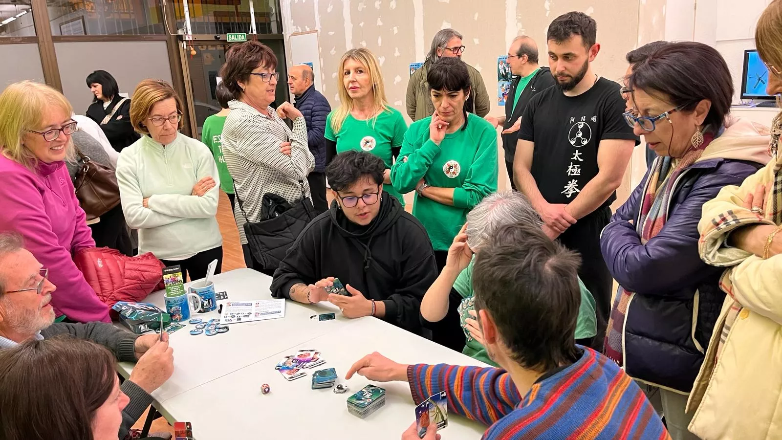 Presentación del primer juego de cartas del mundo basado en el taichí en la escuela de Andrés Pascual. Foto Mercedes Manterola