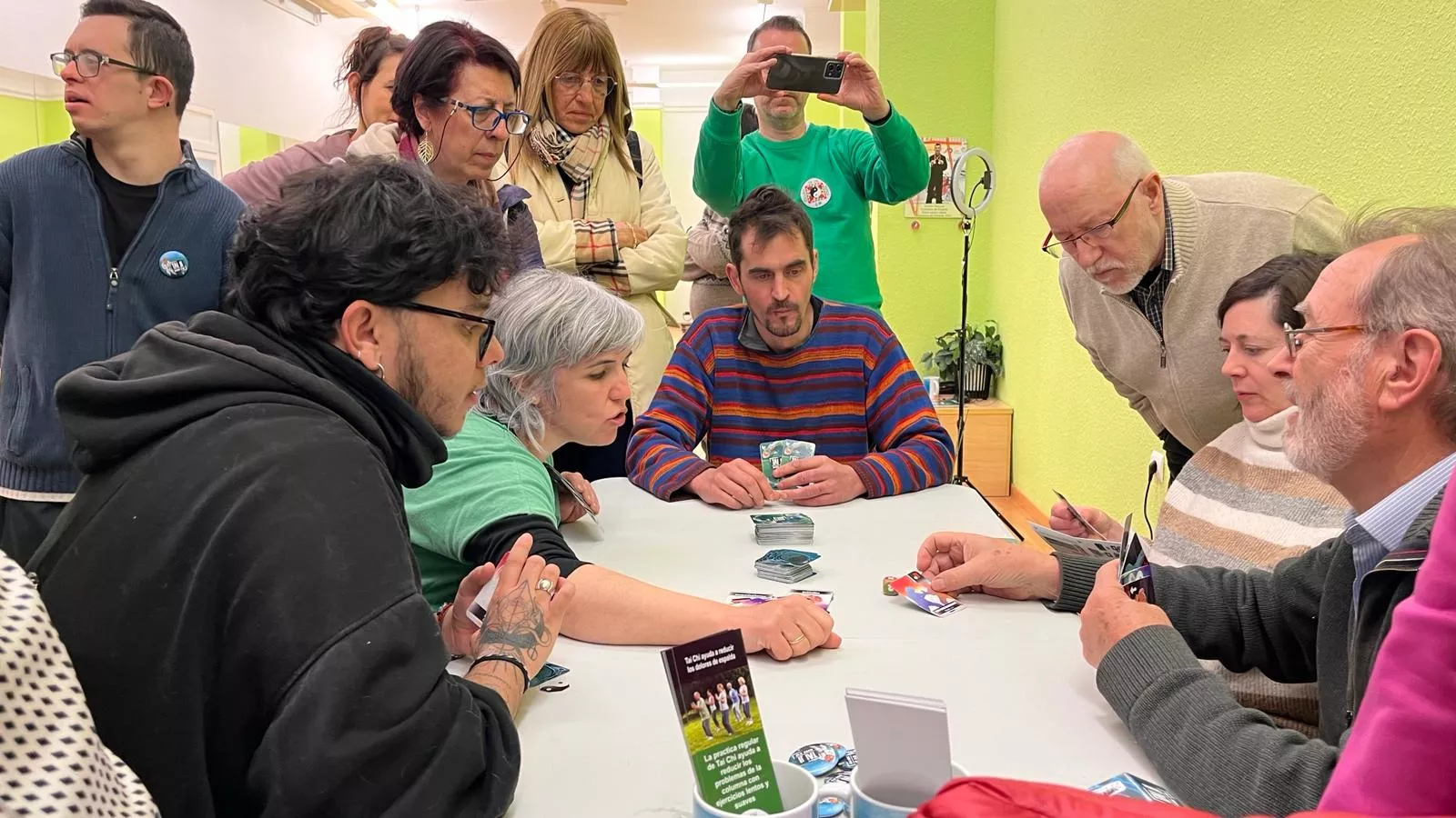 Presentación del primer juego de cartas del mundo basado en el taichí en la escuela de Andrés Pascual. Foto Mercedes Manterola