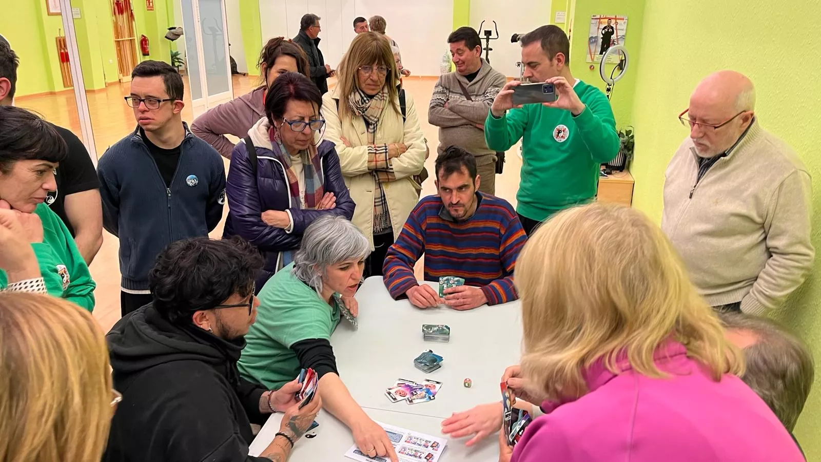 Presentación del primer juego de cartas del mundo basado en el taichí en la escuela de Andrés Pascual. Foto Mercedes Manterola
