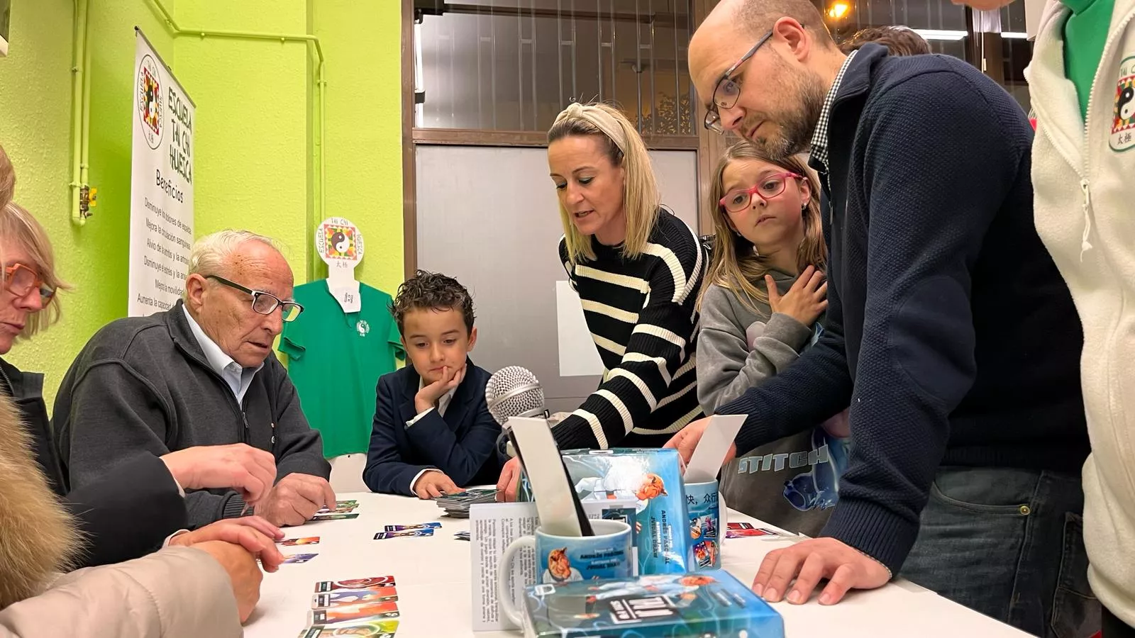 Presentación del primer juego de cartas del mundo basado en el taichí en la escuela de Andrés Pascual. Foto Mercedes Manterola