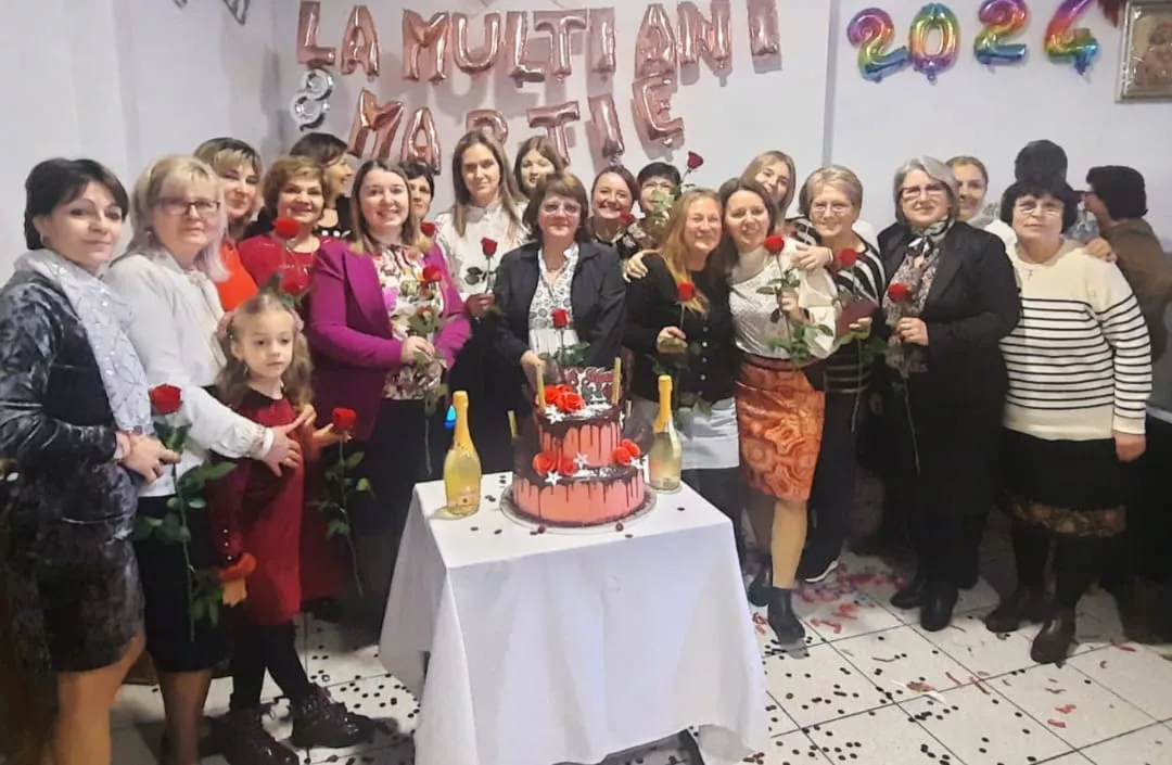 La Asociación Rumana Fraternidad homenajea a las mujeres con rosas, poesías y canciones