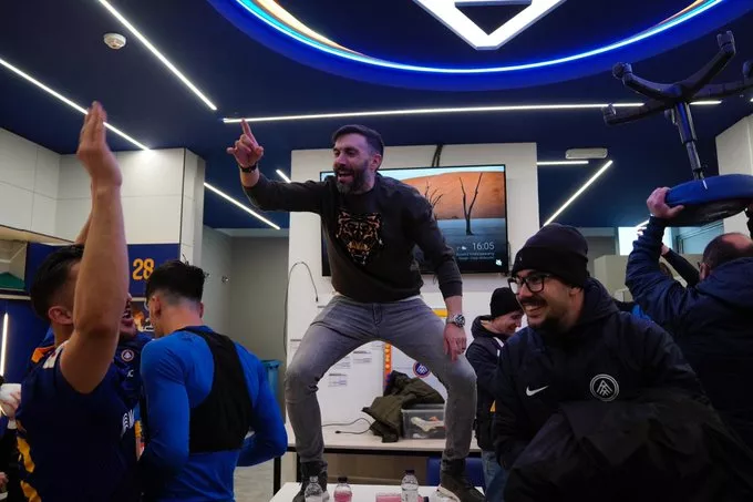 Eder Sarabia, todo un líder en el banquillo del Andorra. 