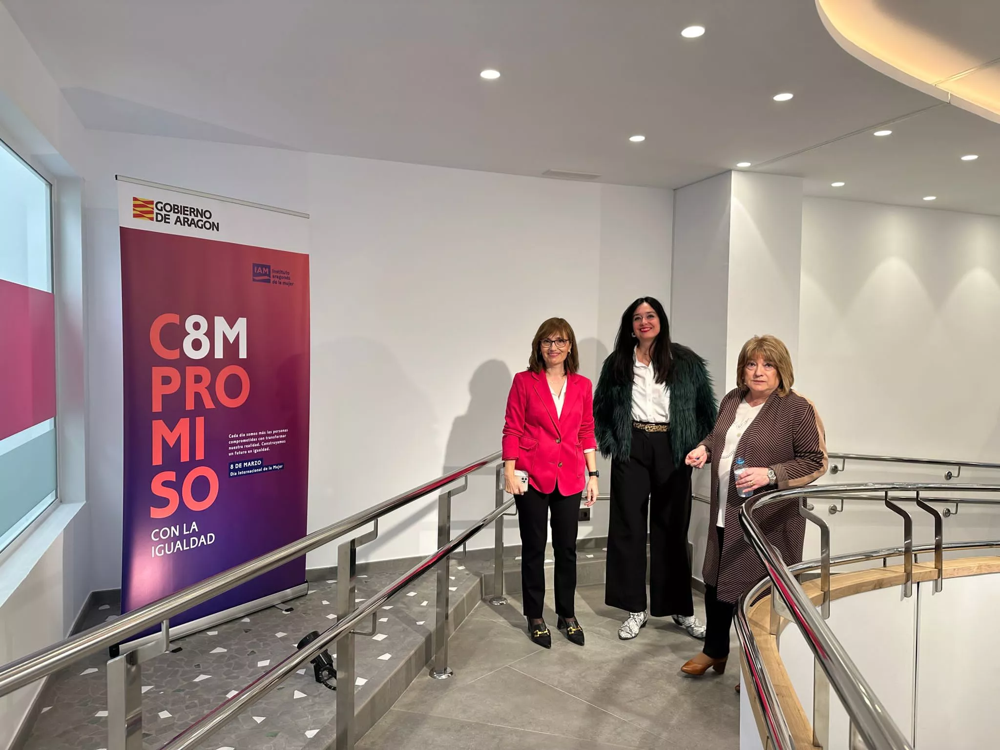 La directora del IAM, la alcaldesa de Huesca y la consejera de Presidencia en la visita al centro de crisis 24 horas de atención a víctimas de violencia sexual.