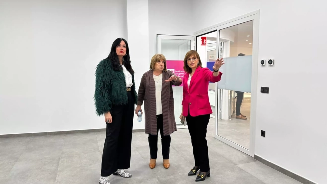 Lorena Orduna, Tomasa Hernández y María Fe Antoñanzas en la visita al nuevo centro. Lorena Orduna, Tomasa Hernández y María Fe Antoñanzas en la visita al nuevo centro.
