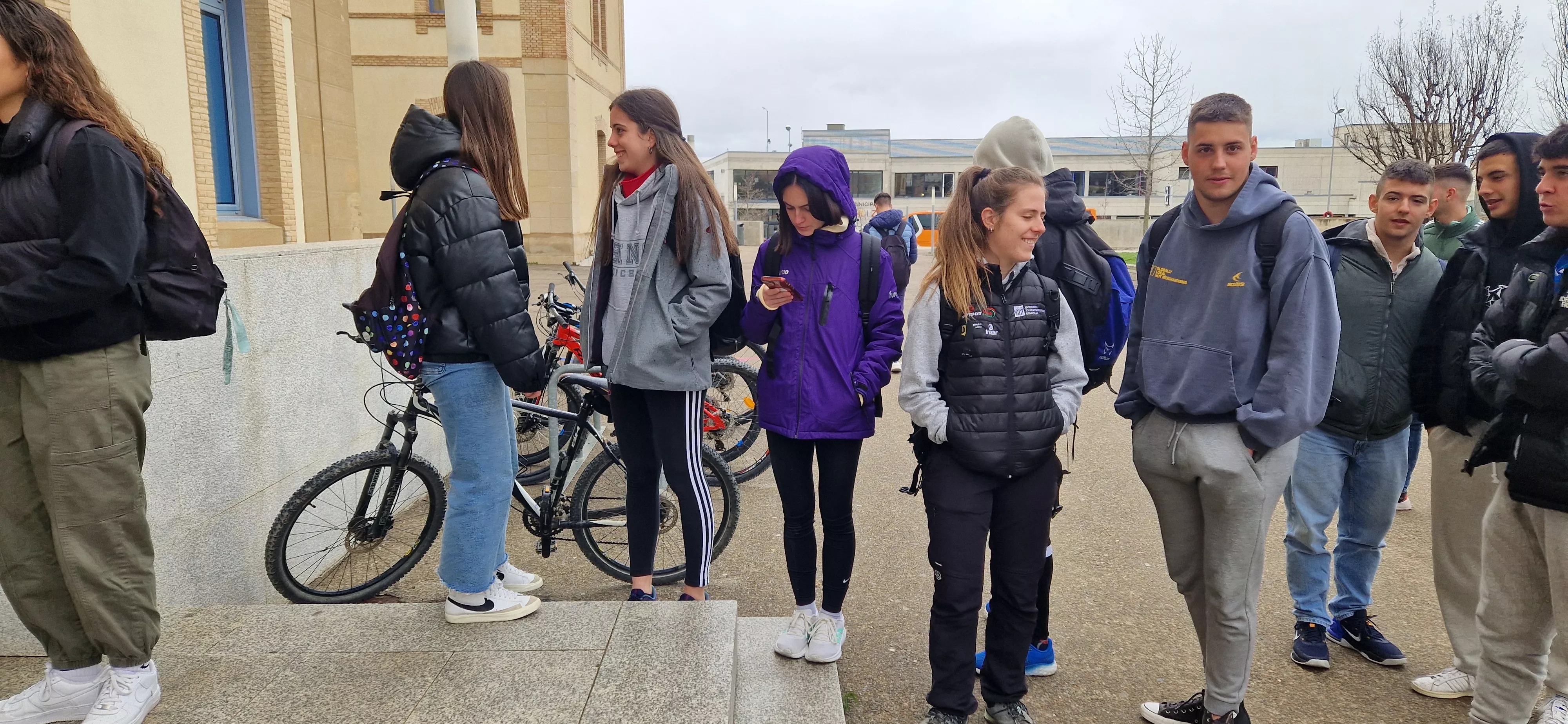 Lectura del manifiesto por el Día de la Mujer en el Campus de Huesca. Foto Myriam Martínez