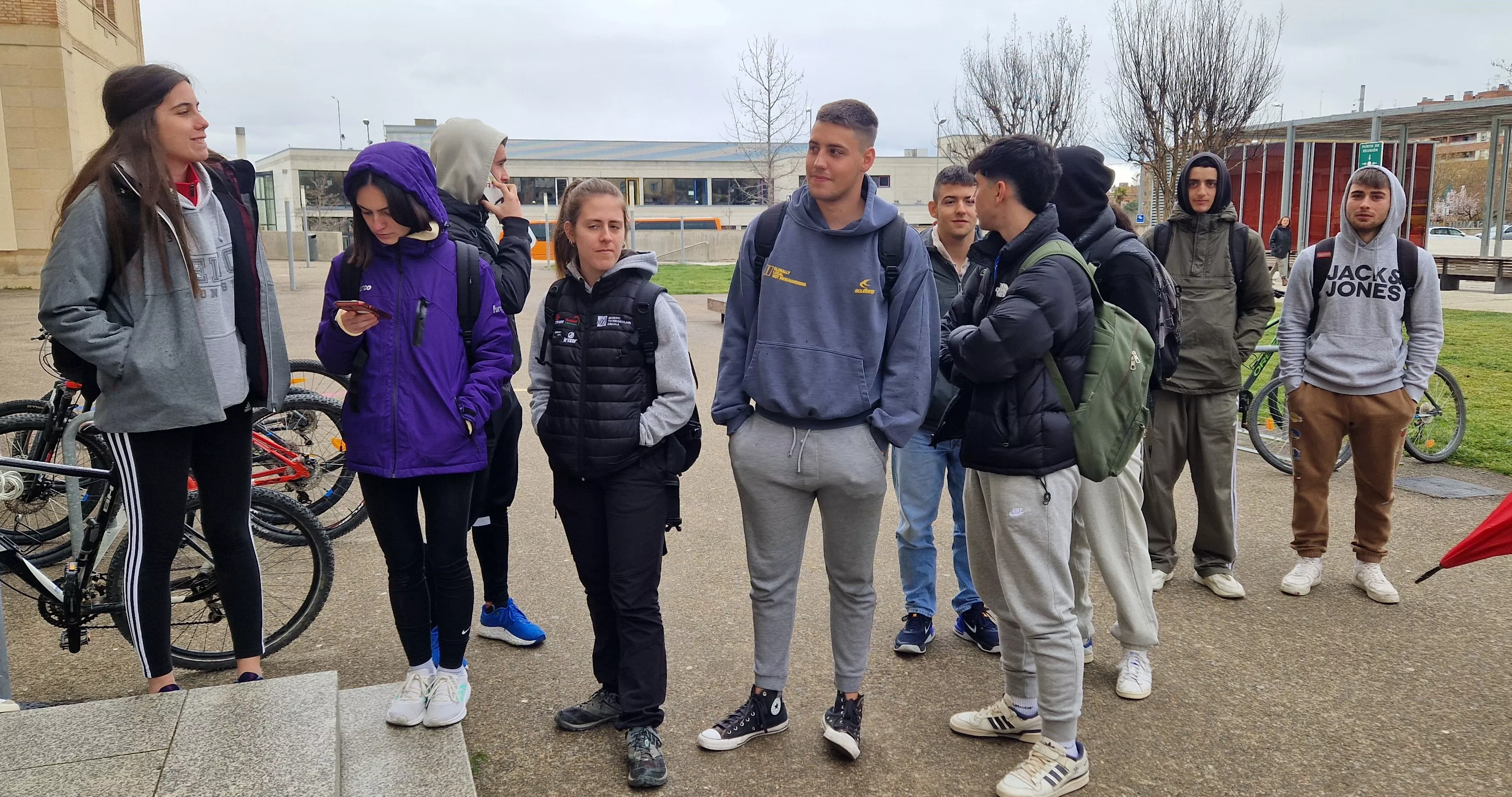 Lectura del manifiesto por el Día de la Mujer en el Campus de Huesca. Foto Myriam Martínez