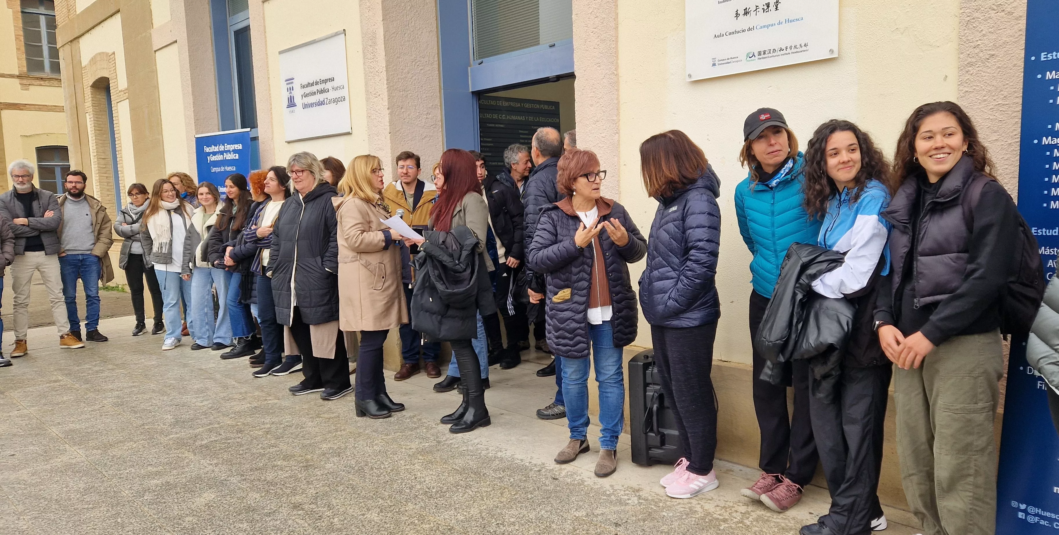 Lectura del manifiesto por el Día de la Mujer en el Campus de Huesca. Foto Myriam Martínez