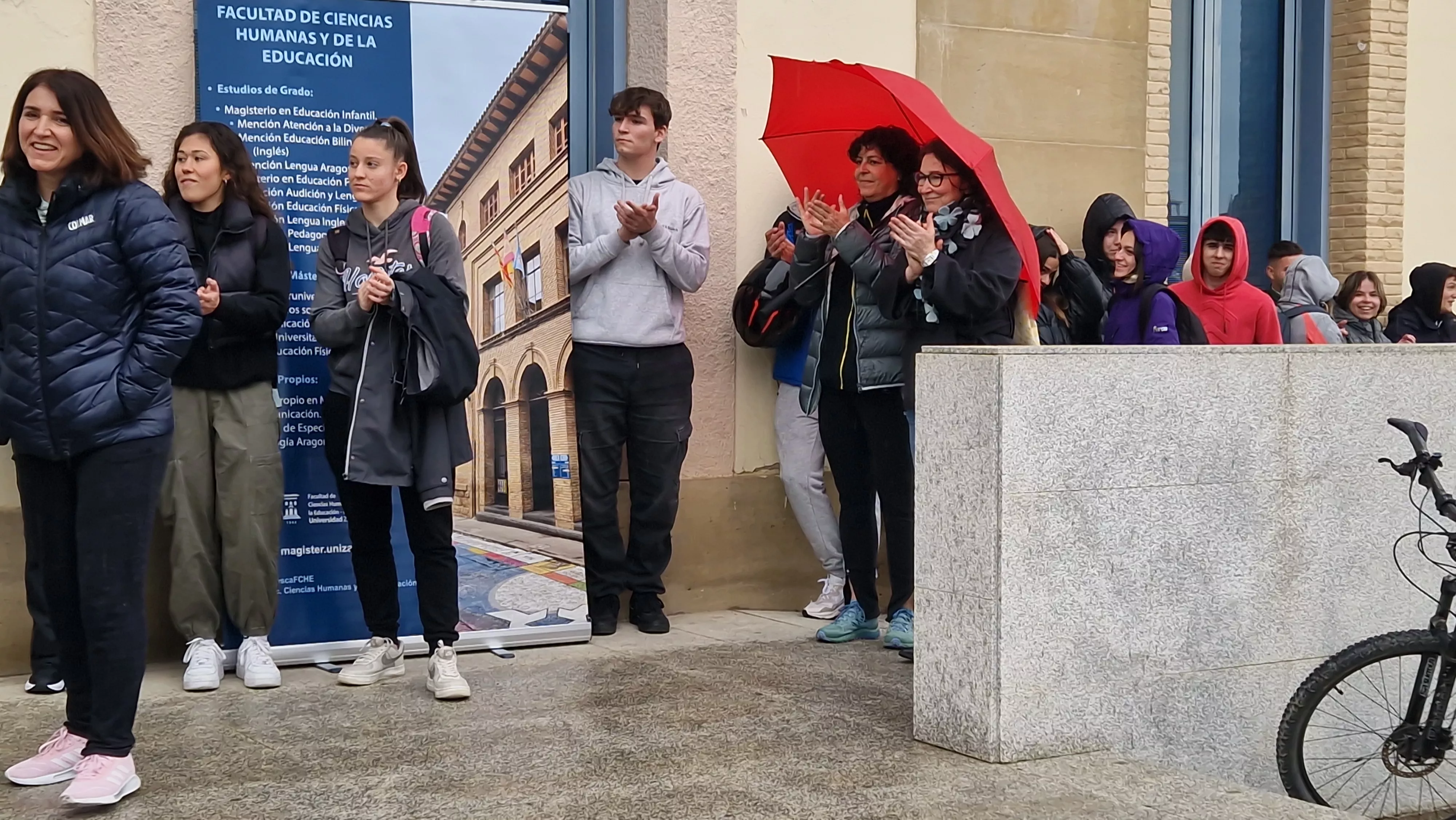 Lectura del manifiesto por el Día de la Mujer en el Campus de Huesca. Foto Myriam Martínez