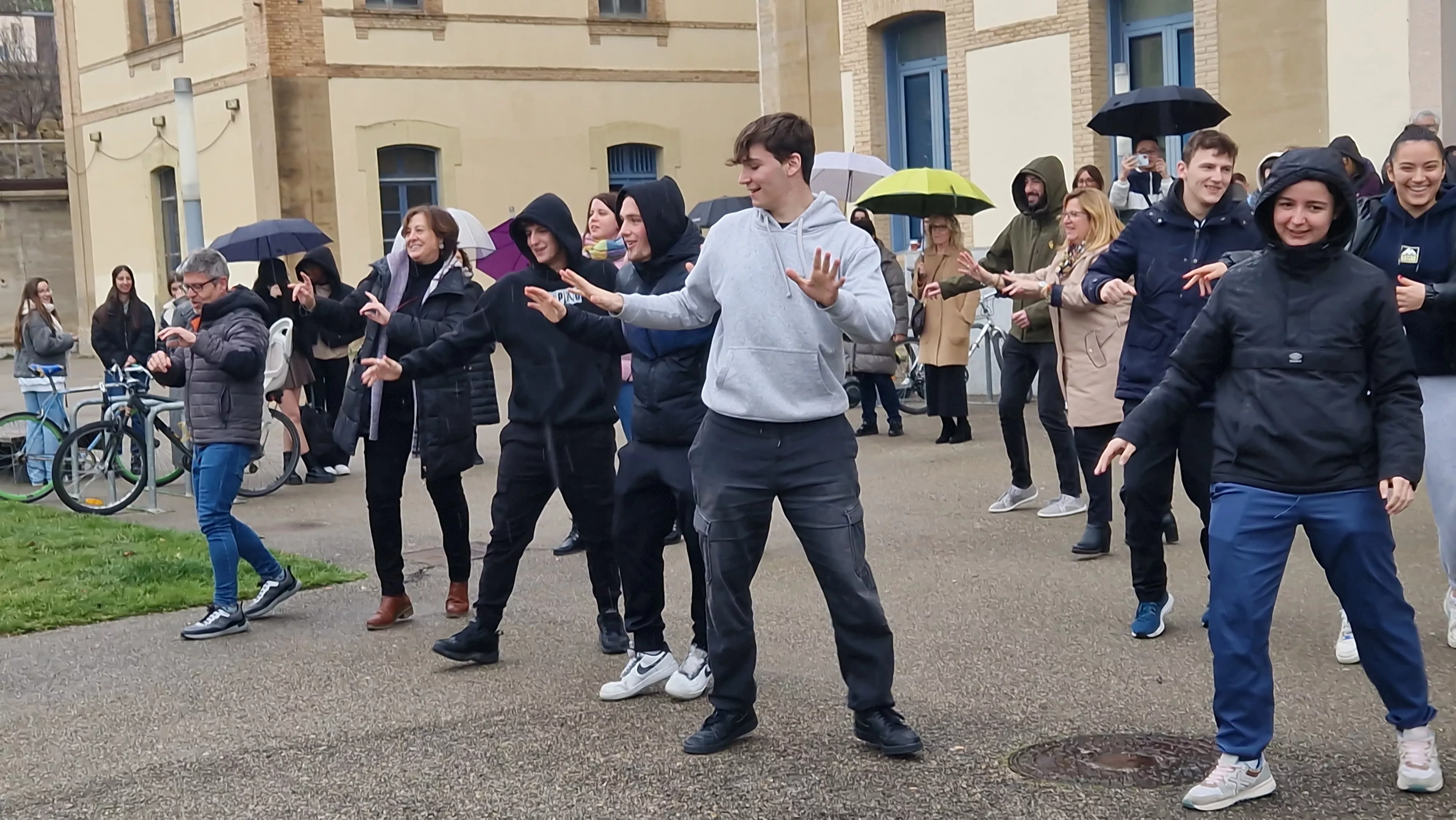Flashmob por el Día de la Mujer en el Campus de Huesca. Foto Myriam Martínez
