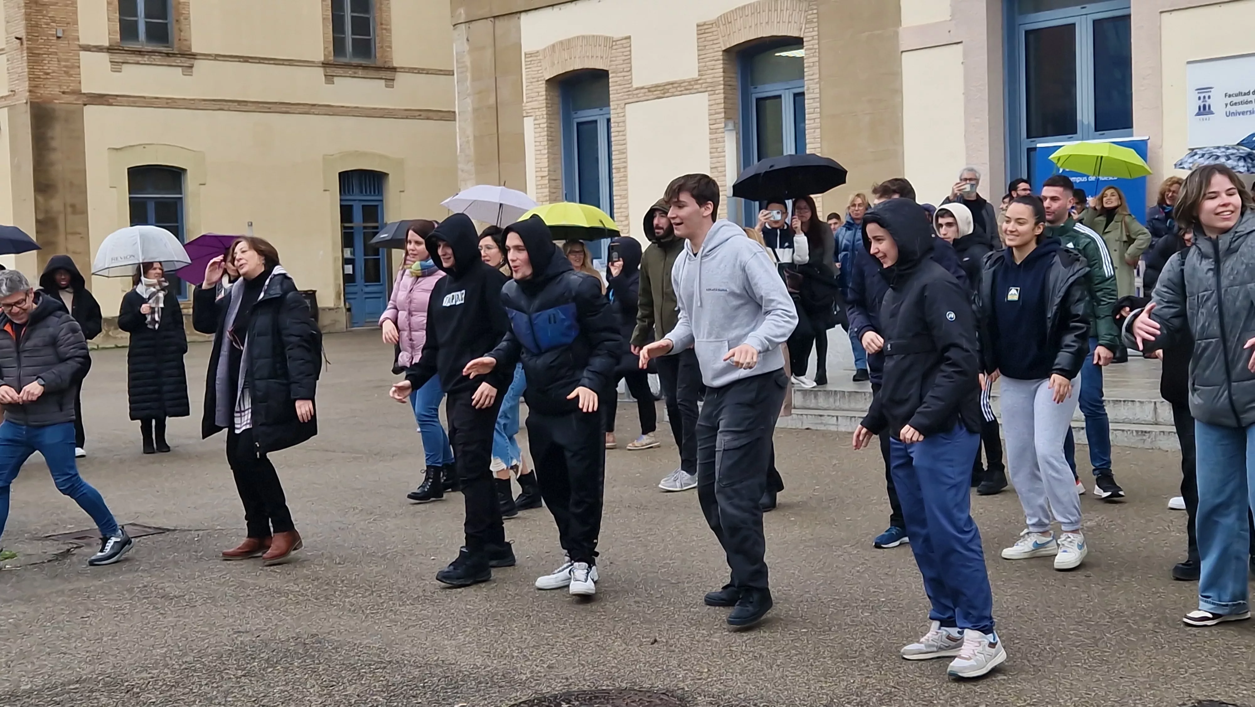 Flashmob por el Día de la Mujer en el Campus de Huesca. Foto Myriam Martínez