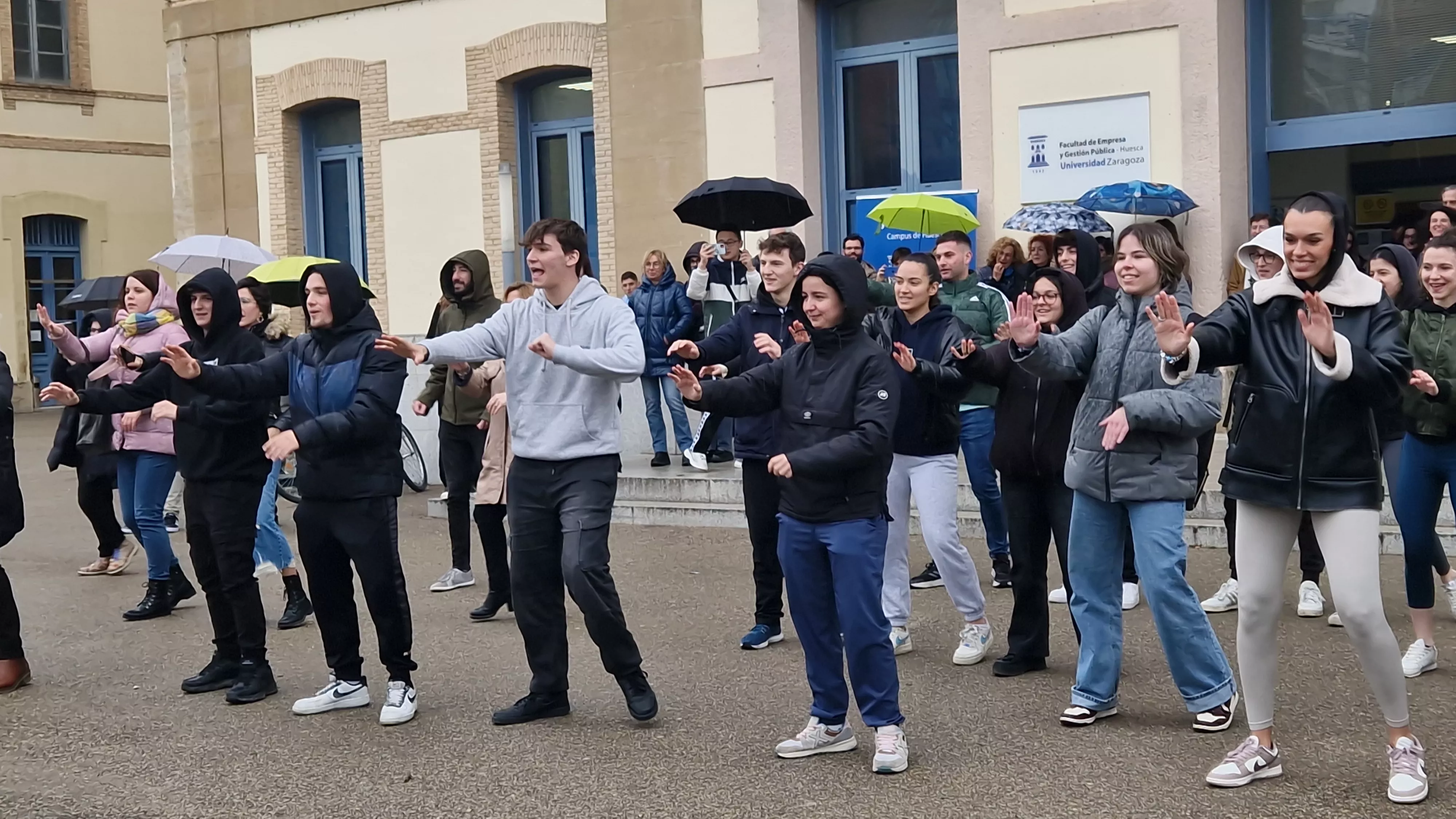 Flashmob por el Día de la Mujer en el Campus de Huesca. Foto Myriam Martínez