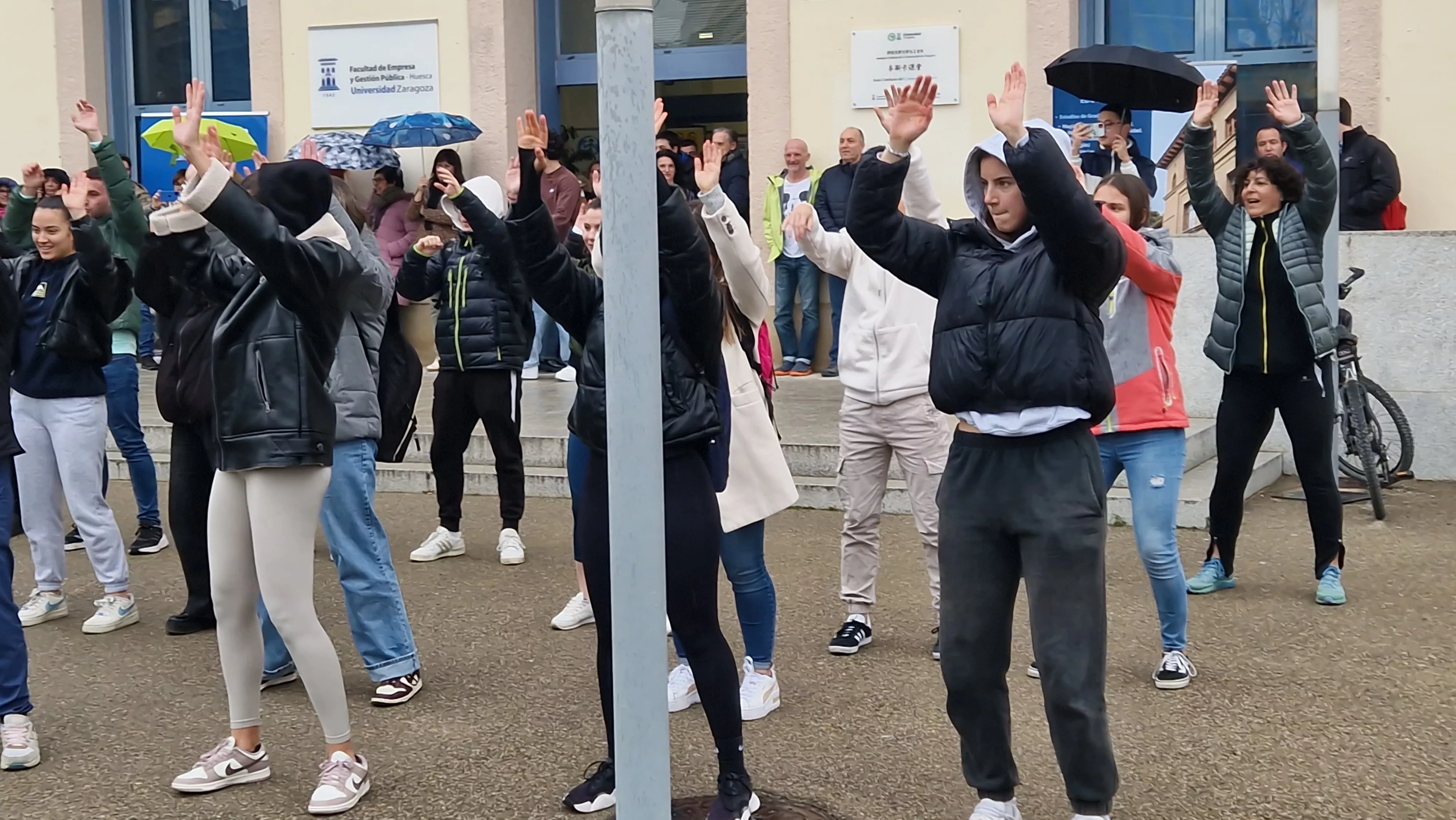 Flashmob por el Día de la Mujer en el Campus de Huesca. Foto Myriam Martínez