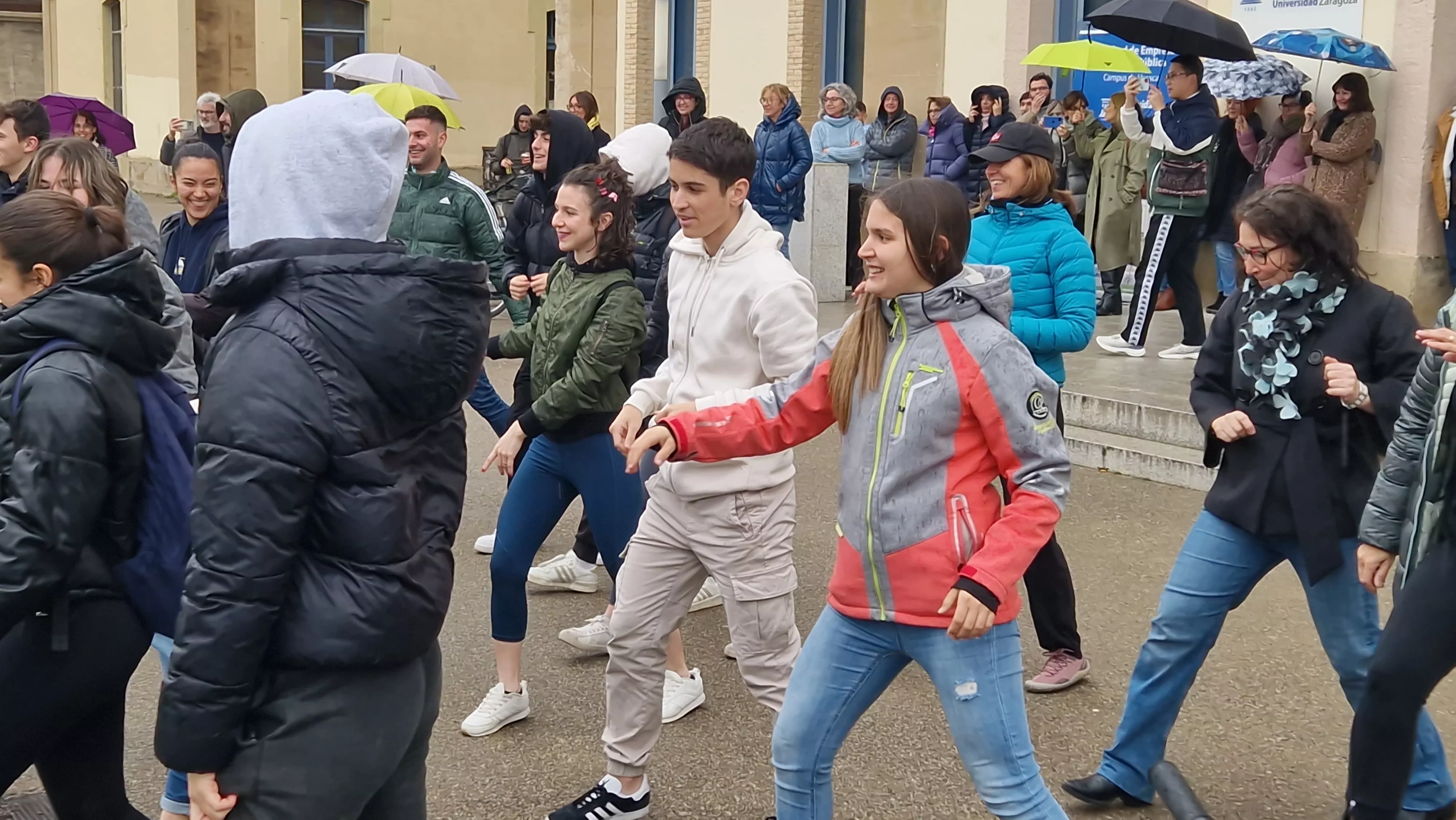Flashmob por el Día de la Mujer en el Campus de Huesca. Foto Myriam Martínez