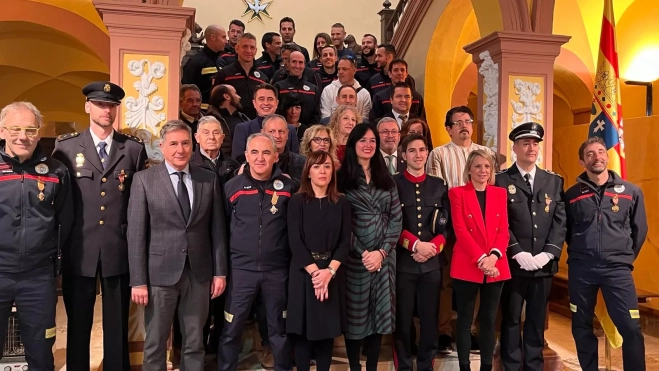 Corporación municipal y miembros del Cuerpo de Bomberos de Huesca.
