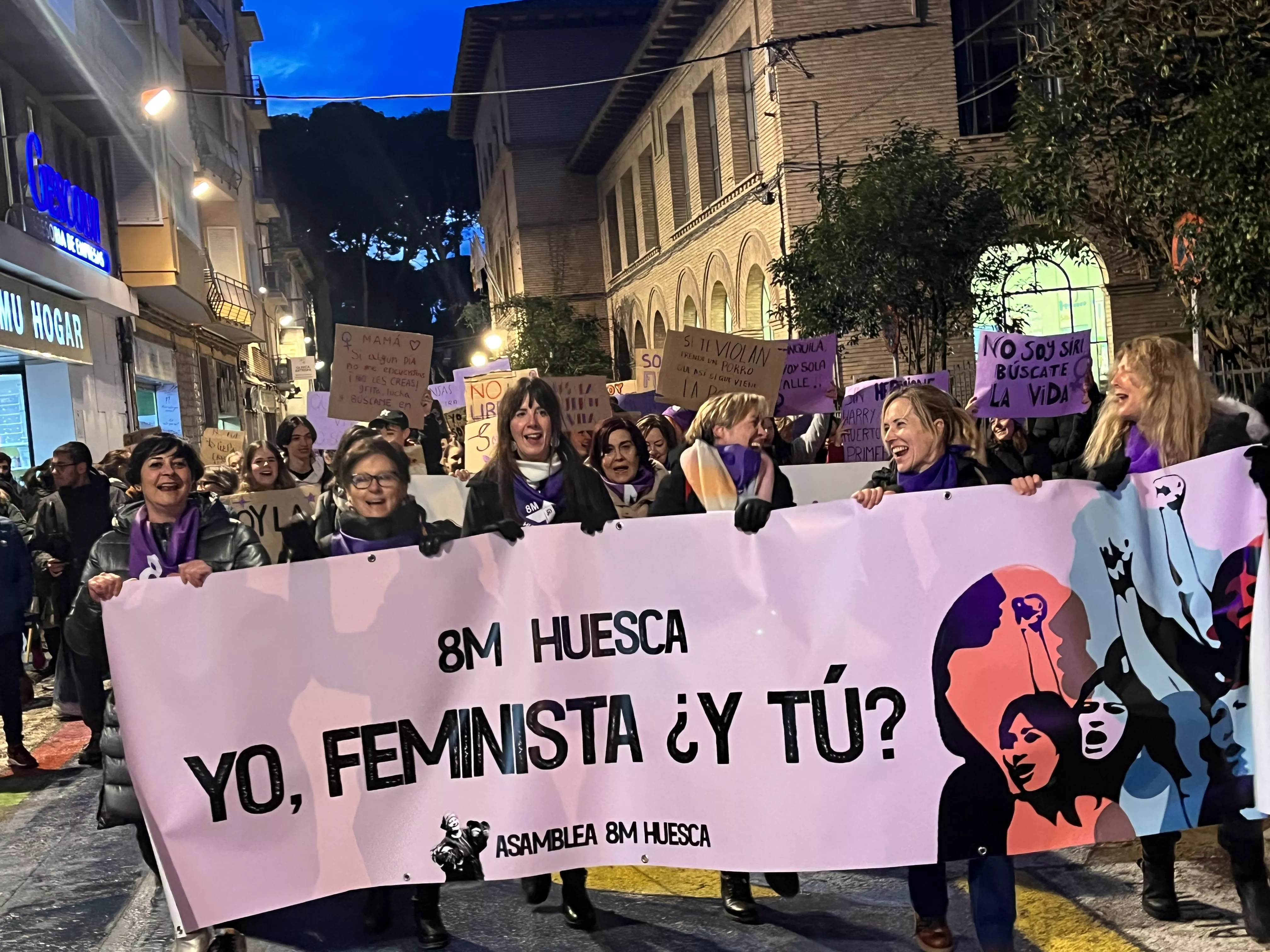 Alrededor de 1.200 personas se manifiestan en Huesca en el 8M. Foto Mercedes Manterola