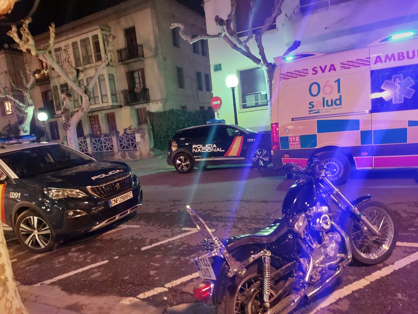 Coches de Policía Nacional y del 061 en el exterior de El Edén
