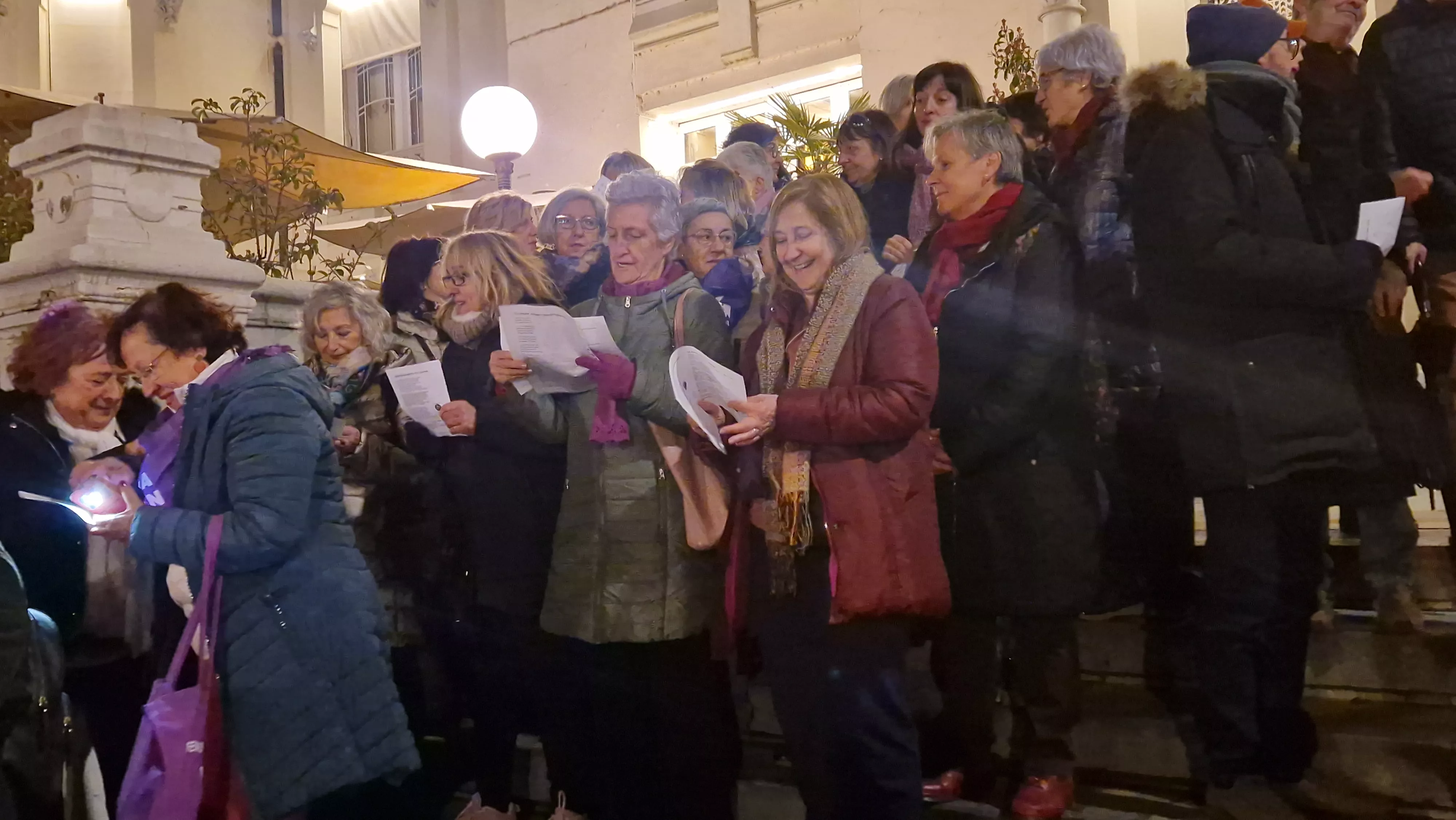 Coro de la Universidad Ciudadana en la Manifestación del 8M 2024 celebrada en Huesca.